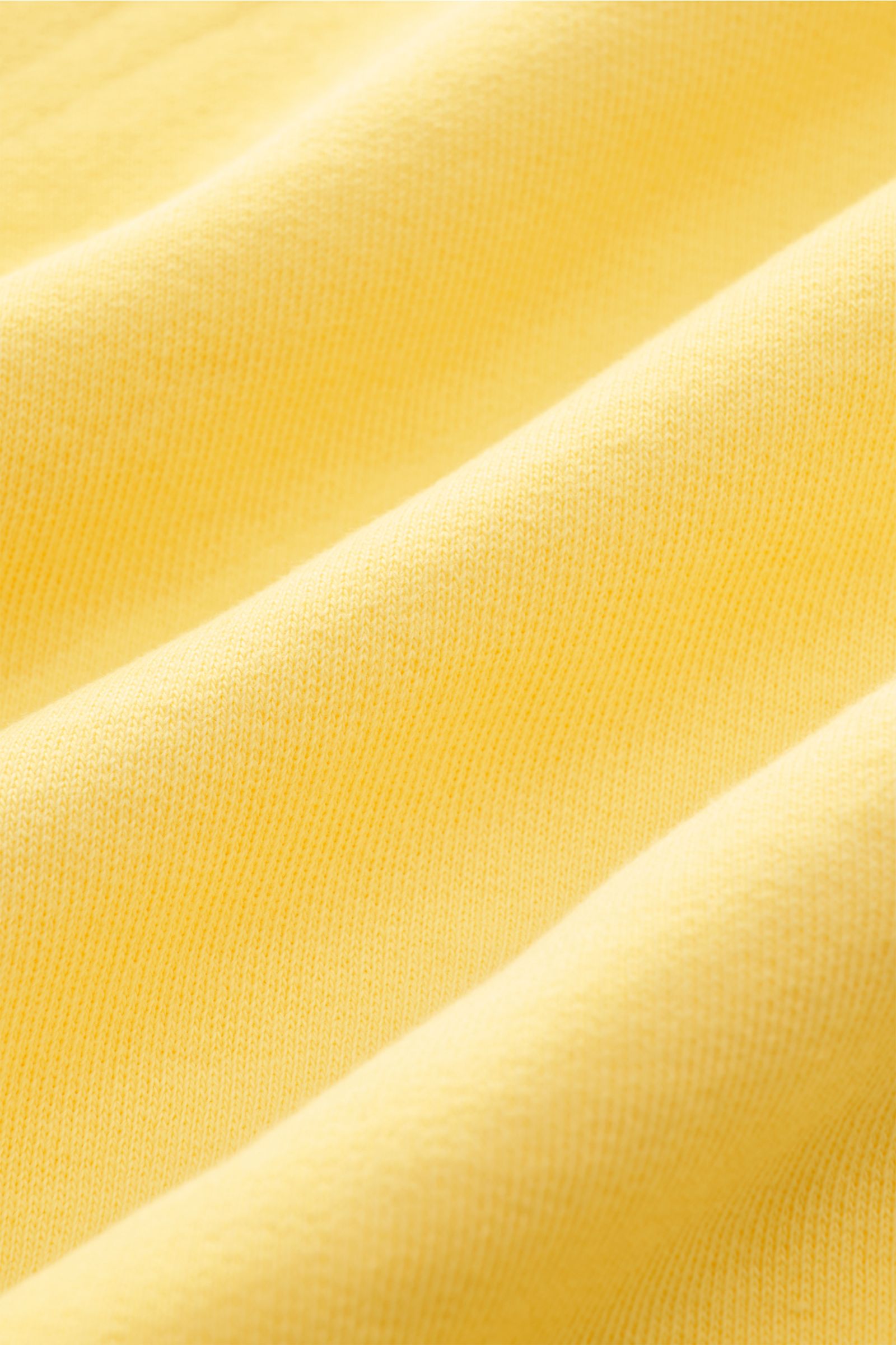 Gelbe Nahaufnahme des weichen, garment dyed Baumwollstoffs des 04651/ A trip in a bag Kapuzenpullovers 'AF Hoody' mit Seersucker-Kapuzenfutter.