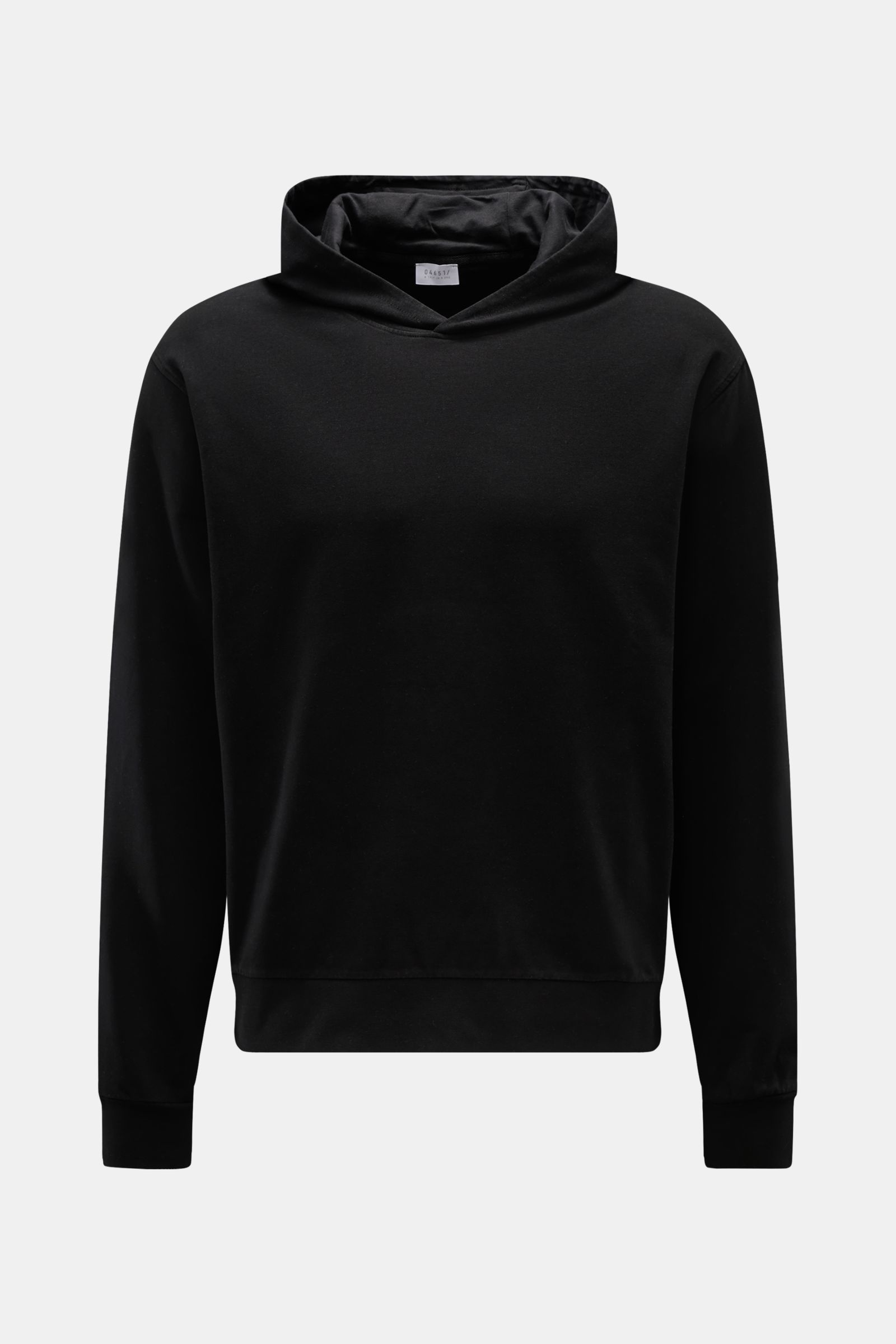 04651/ A trip in a bag Kapuzenpullover 'IF Hoodie' schwarz, frontale Ansicht, aus weichem, elastischem, gebürstetem Jersey mit Kapuze, Rippbündchen und kleinem Weblabel in der Seitennaht.