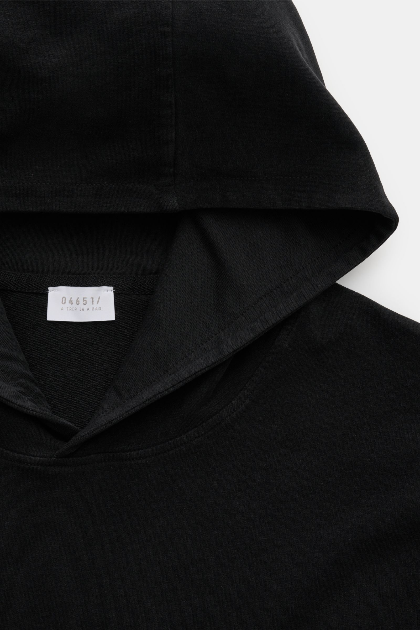 04651/ A trip in a bag Kapuzenpullover 'IF Hoodie' schwarz, Nahaufnahme von Kapuze und Kragen aus weichem, elastischem Jersey.