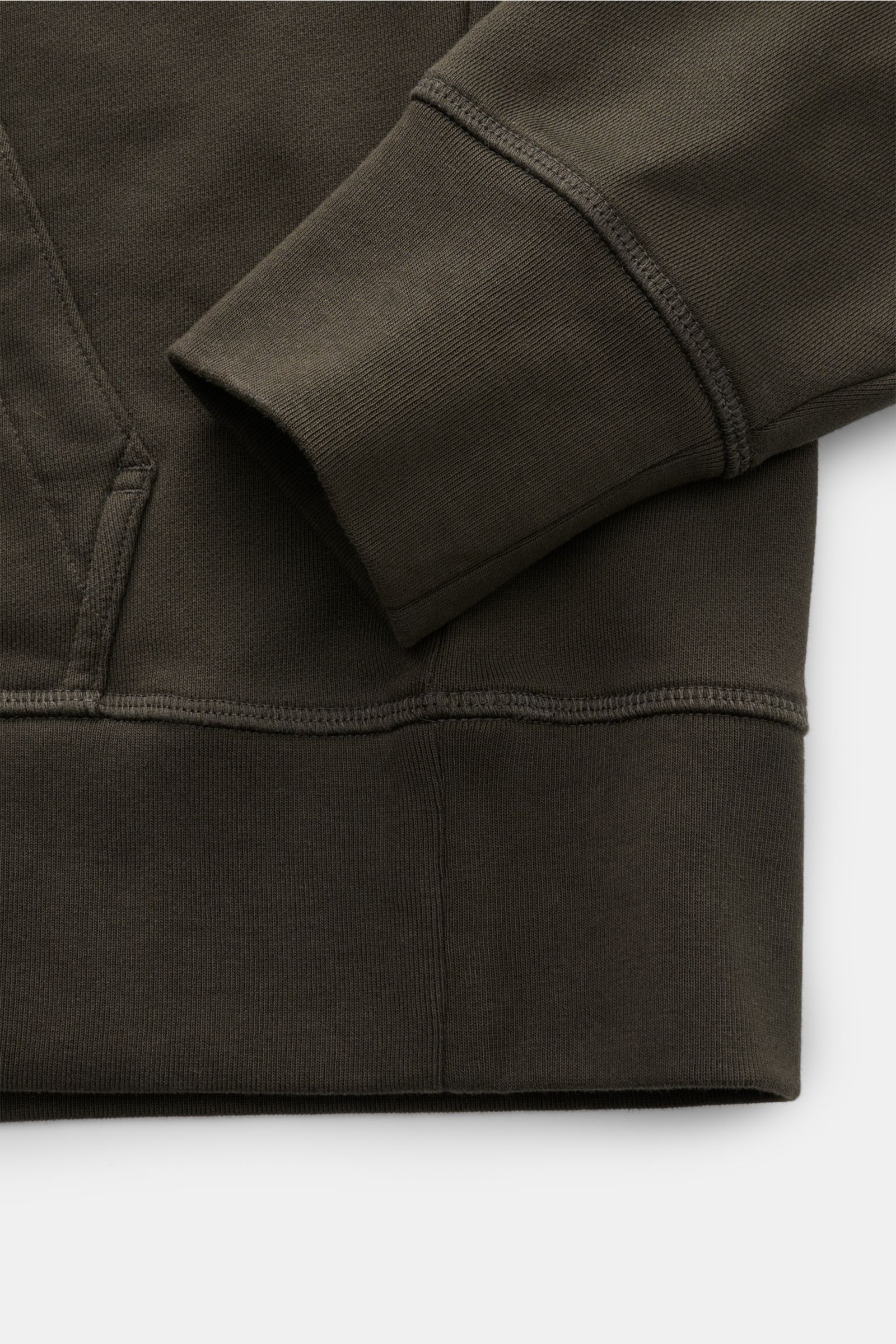 Close-up side view of the sleeve and kangaroo pocket hem of the Canada Goose Kapuzenpullover 'Huron' beige hoodie, showing ribbed cuffs and detailed stitching.

Urbaner Style trifft Komfort – der Kapuzenpullover 'Huron' von CANADA GOOSE verbindet angen