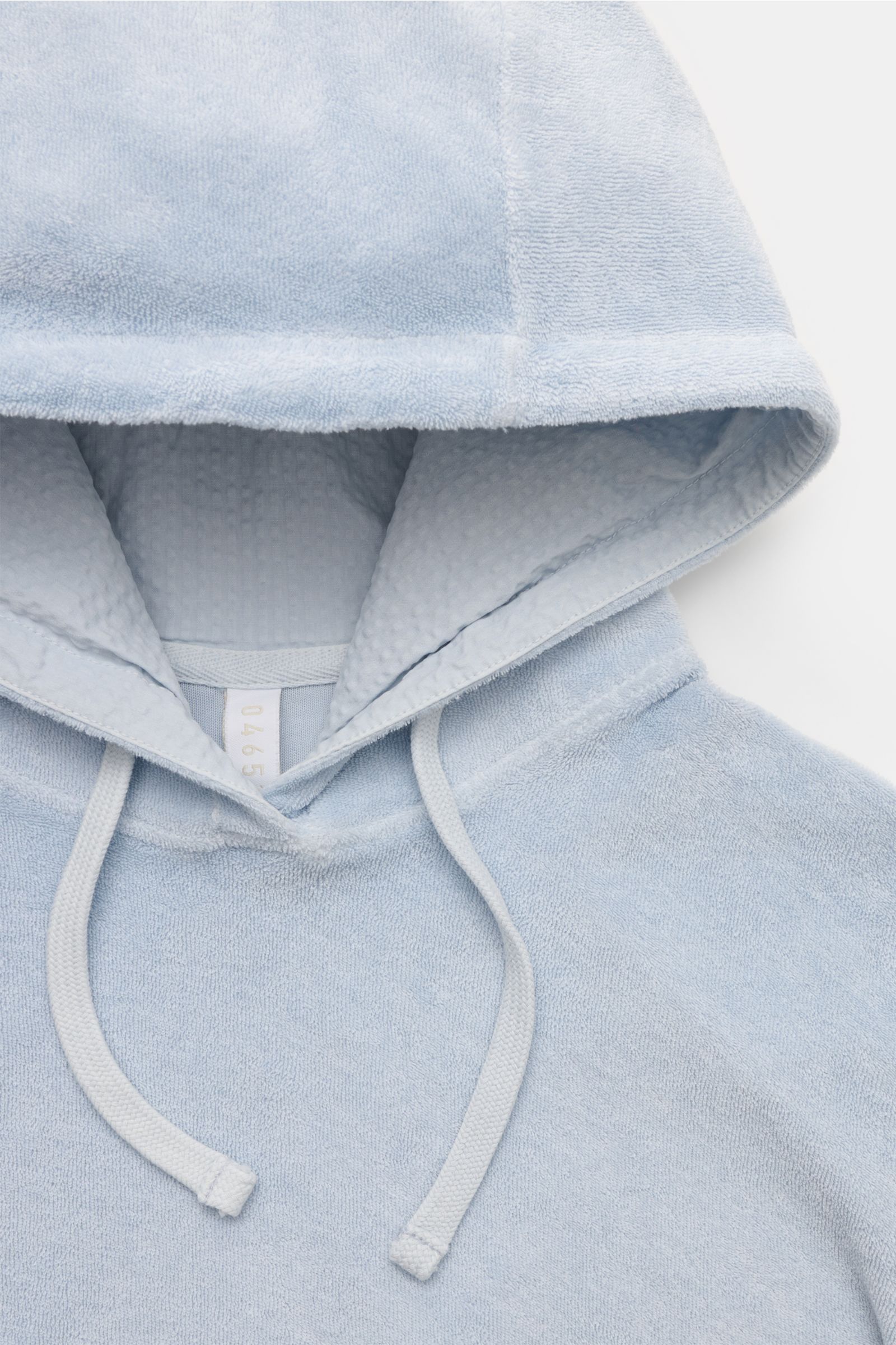 Close-up front view of the light blue 04651/ A trip in a bag Kinder Fleece-Kapuzenpullover 'Oyster Kids PF Hoody' oliv with soft cotton fleece, hood with jersey lining, and drawstrings.

Description: Mit einem lockeren Design aus reinem Baumwoll-Fleece