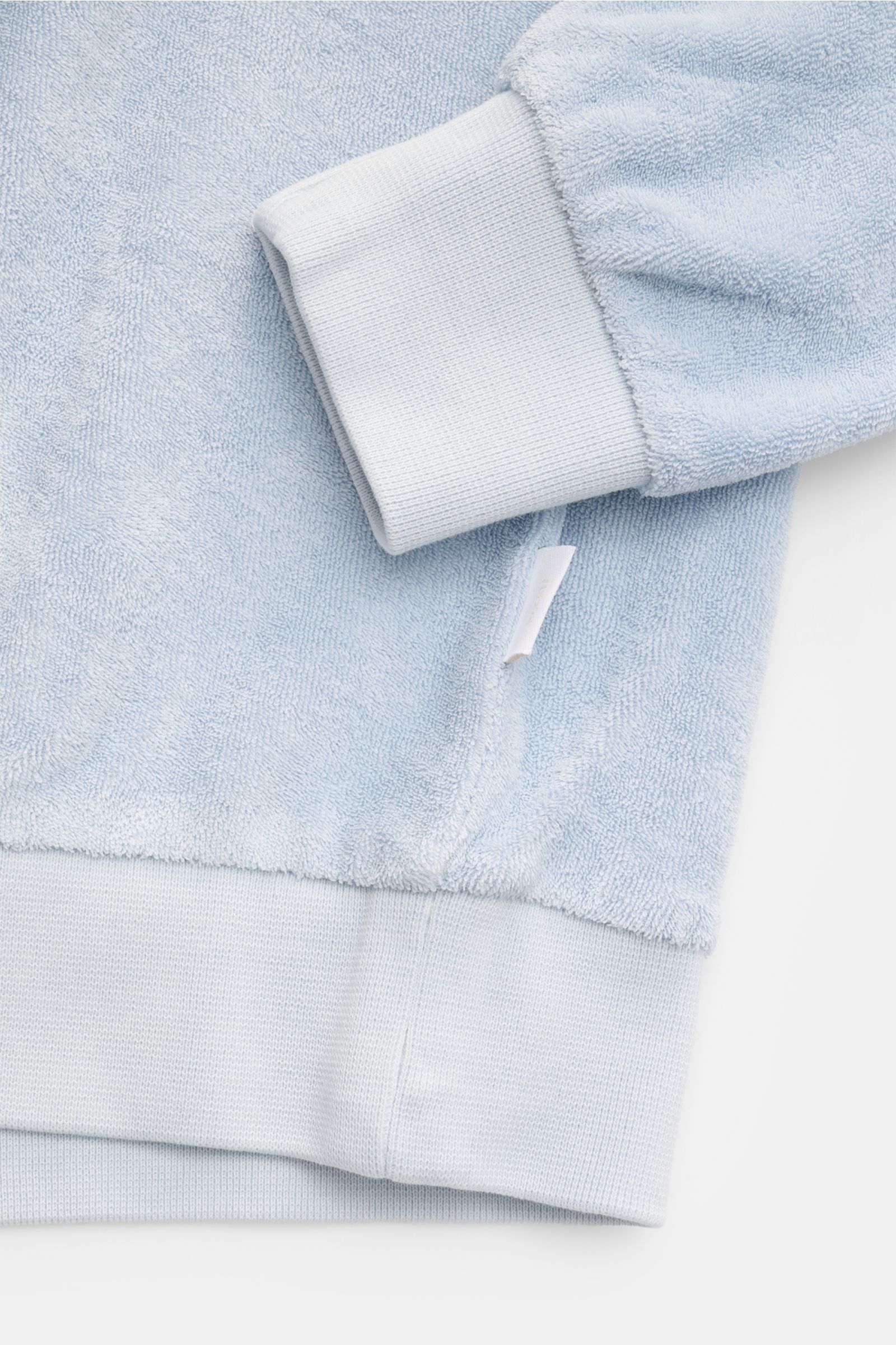 Close-up front view of light blue 04651/ A trip in a bag Kinder Fleece-Kapuzenpullover 'Oyster Kids PF Hoody' oliv showing soft cotton fleece fabric, ribbed cuffs, hem, and small side seam label. Mit einem lockeren Design aus reinem Baumwoll-Fleece den