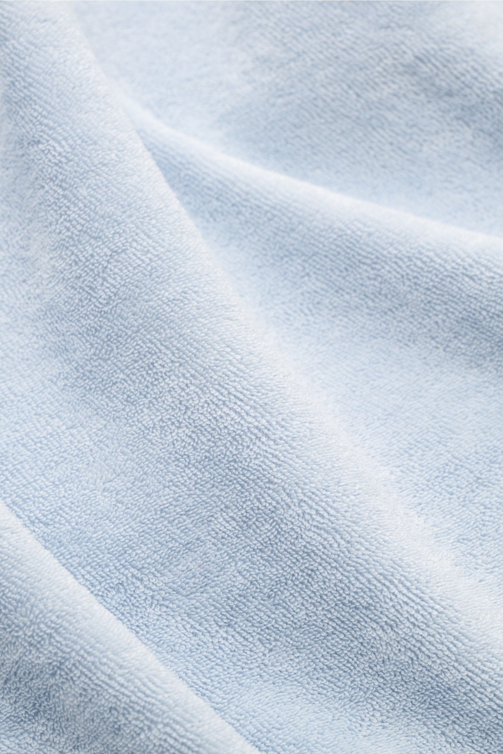 Close-up view of soft olive cotton fleece fabric showing texture and gentle folds of the 04651/ A trip in a bag Kinder Fleece-Kapuzenpullover 'Oyster Kids PF Hoody' oliv.

Mit einem lockeren Design aus reinem Baumwoll-Fleece den ganzen Tag bequem unter