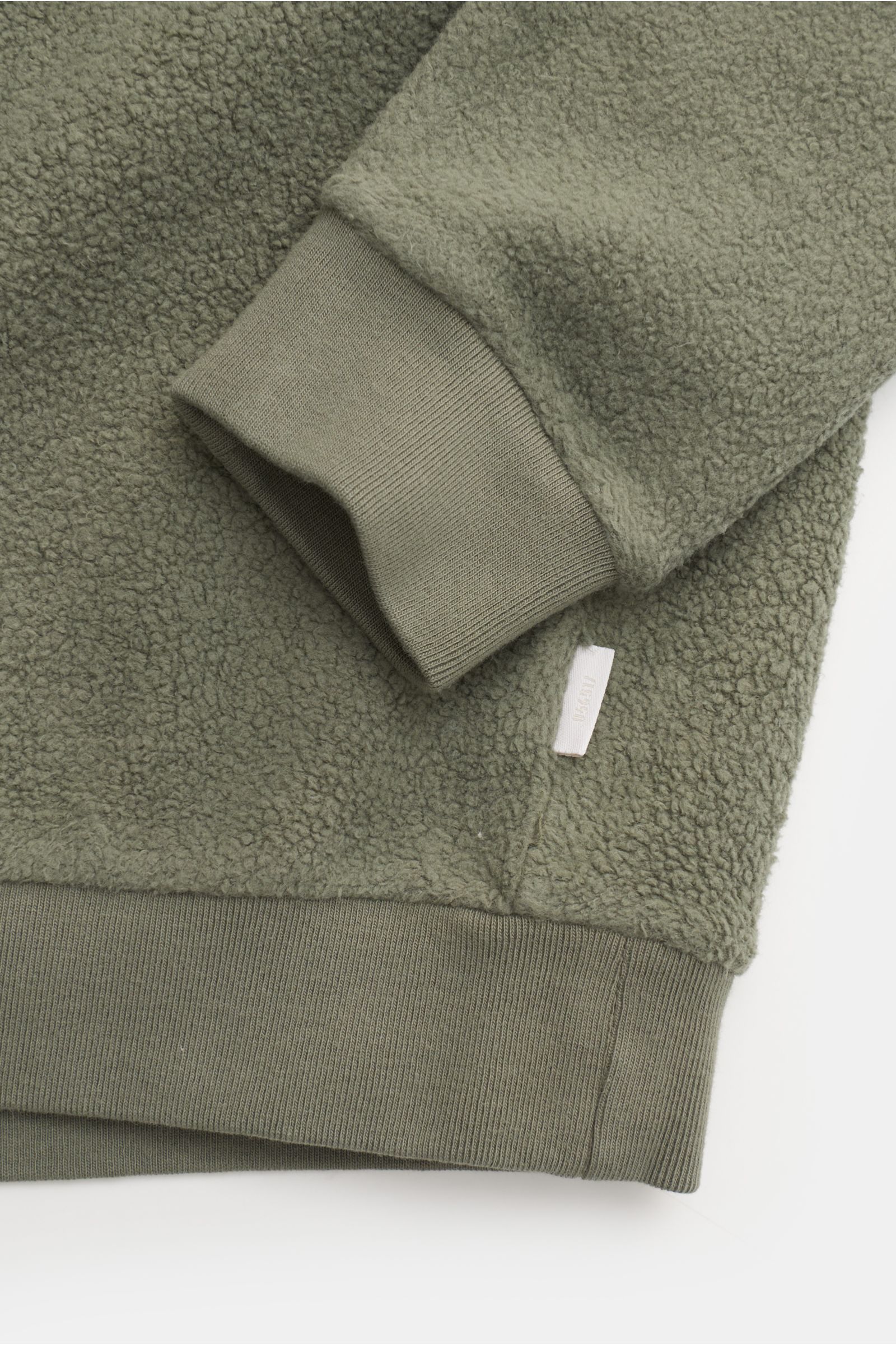 04651/ A trip in a bag Kinder Fleece-Kapuzenpullover 'Oyster Kids PF Hoody' oliv, Nahaufnahme von Ärmel und Bund aus weichem Baumwoll-Fleece, Slim Fit, Rippbündchen, kleines Weblabel.