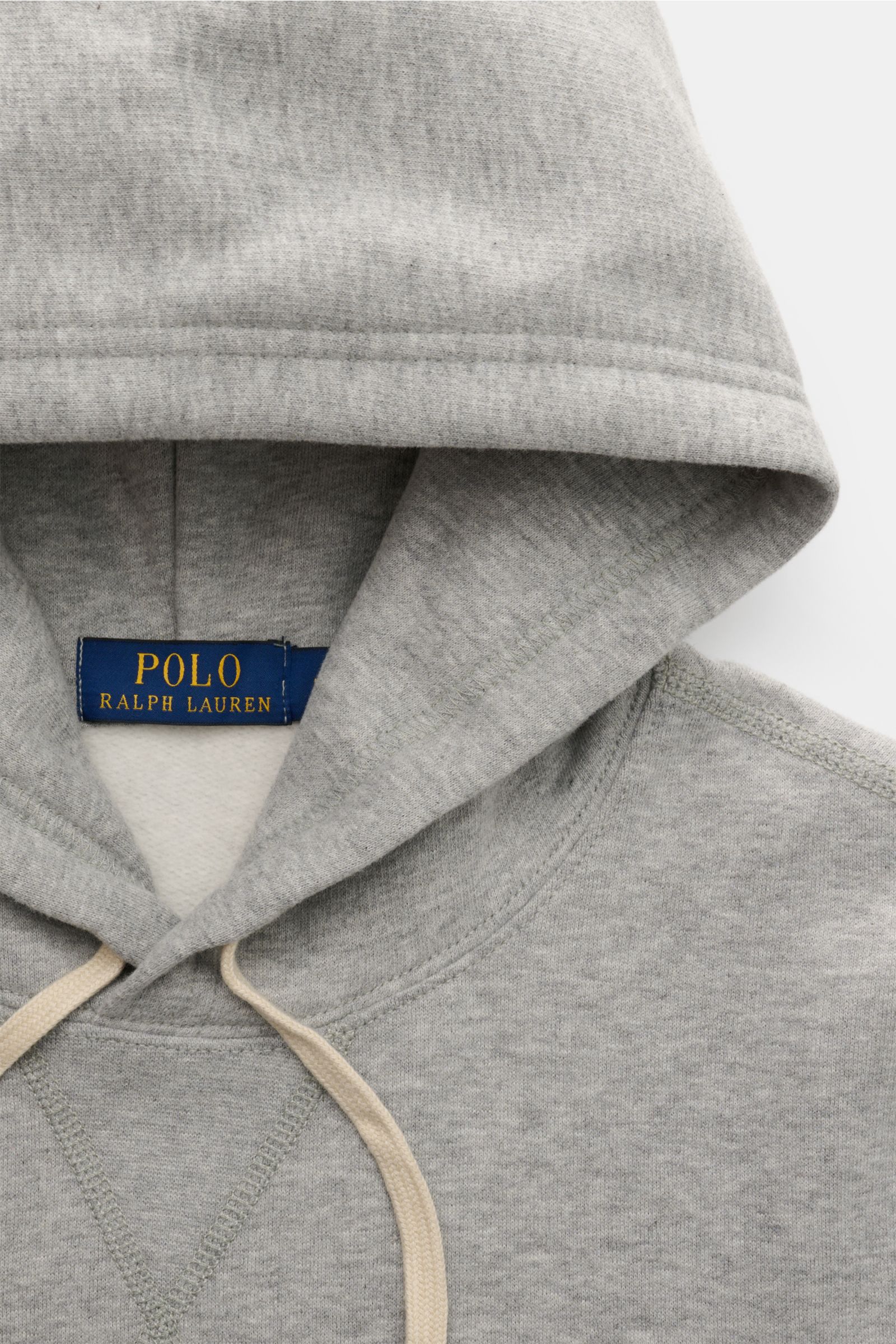 Close-up front view of Polo Ralph Lauren Kapuzenpullover grau meliert, showing grey melange hood with drawstrings, soft cotton and microfiber jersey, regular fit, kangaroo pocket, logo stitch on chest, brushed inside, elastic cuffs.  

Jersey aus 