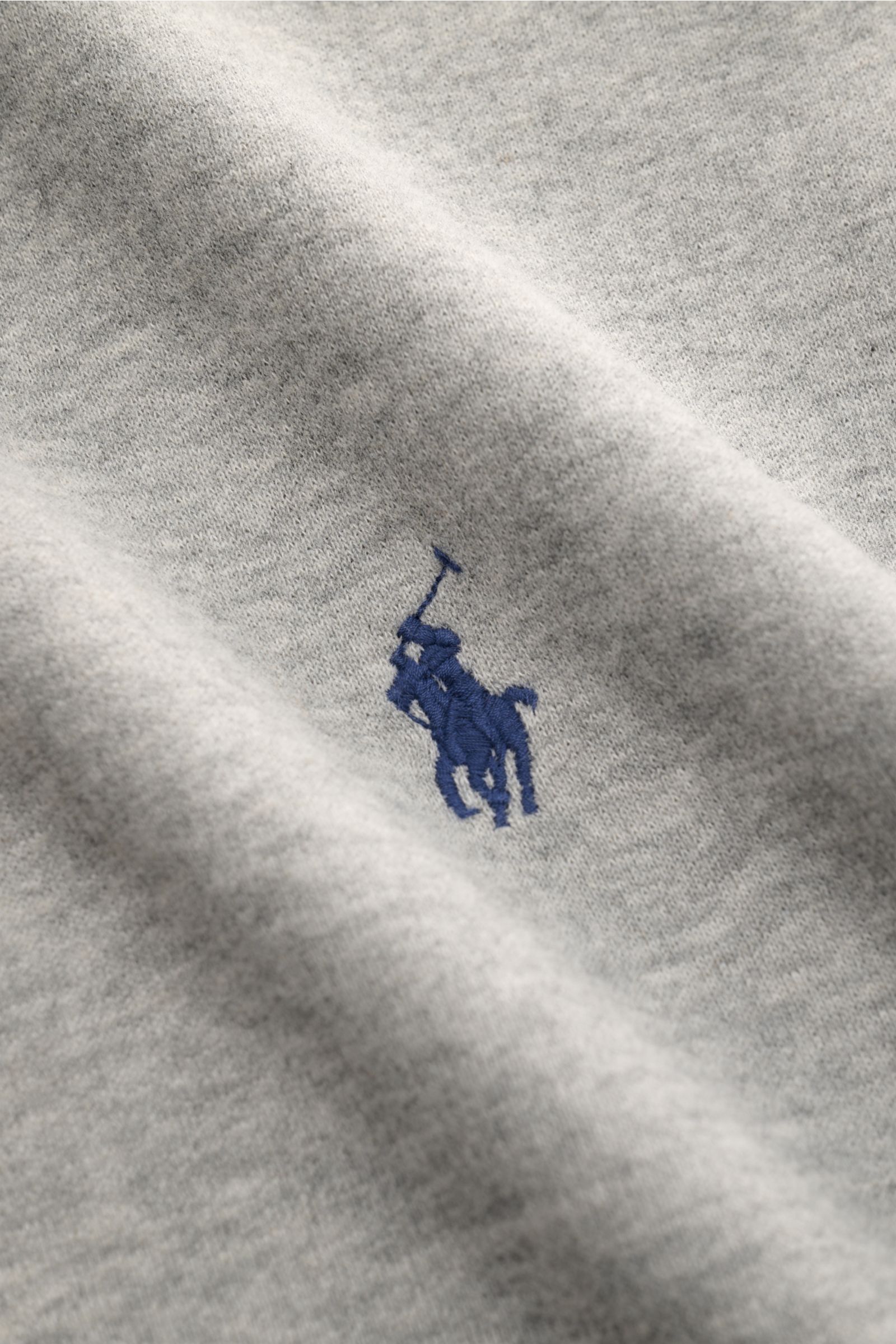 Close-up front view of Polo Ralph Lauren Kapuzenpullover grau meliert, showing logo embroidery on soft, grey melange fabric. Jersey aus Baumwolle und hochwertiger Microfaser, weicher Griff, Regular Fit, Kapuze mit Tunnelzug, praktische Kängurutasche, Logo