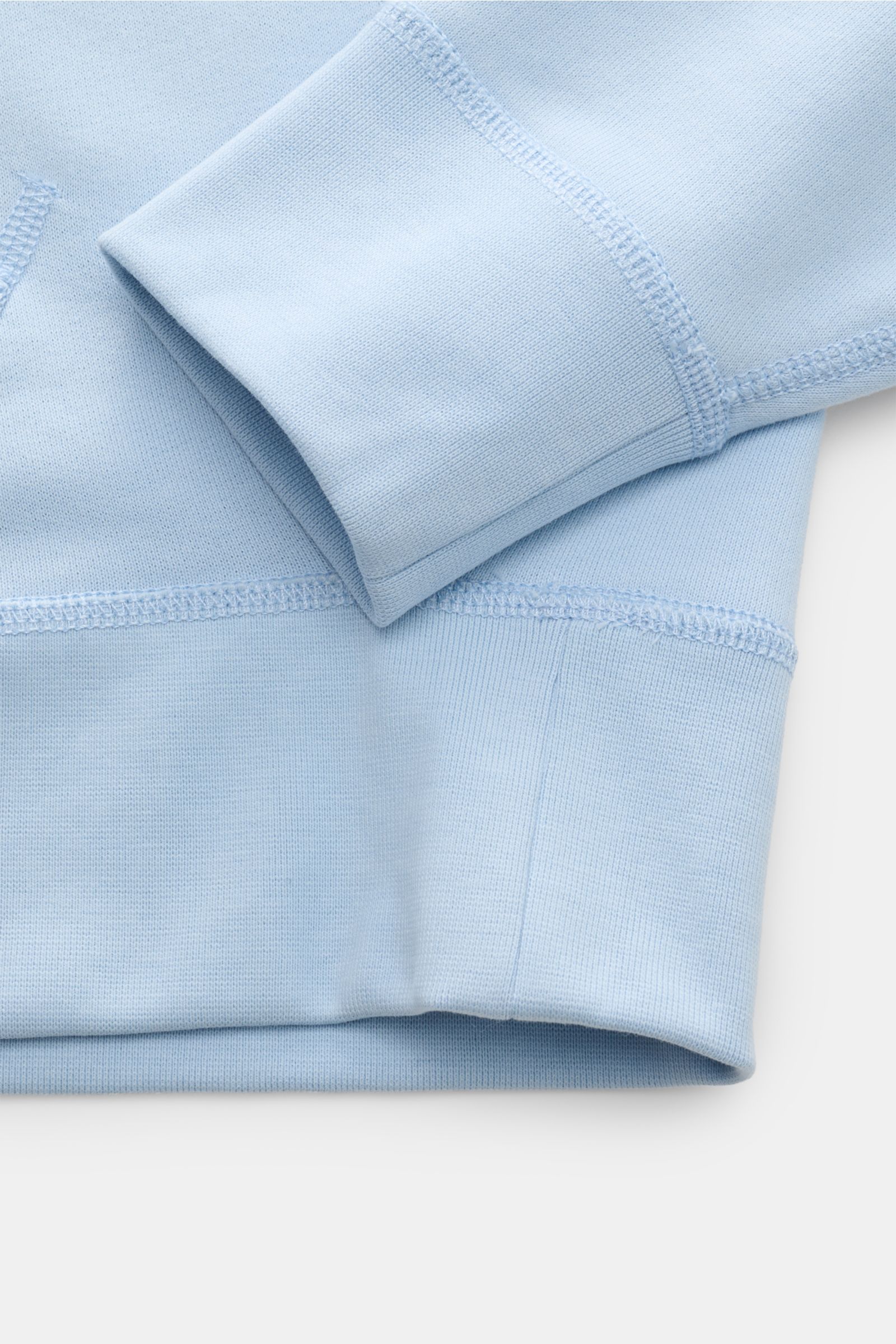 Polo Ralph Lauren Kapuzenpullover hellblau, Detailaufnahme von Ärmel und Saum, Sweat aus Baumwolle, Microfaser, weicher Griff, Regular Fit, Kapuze mit Tunnelzug, Kängurutasche, Logo-Stick, angeraute Innenseite, elastische Bündchen.