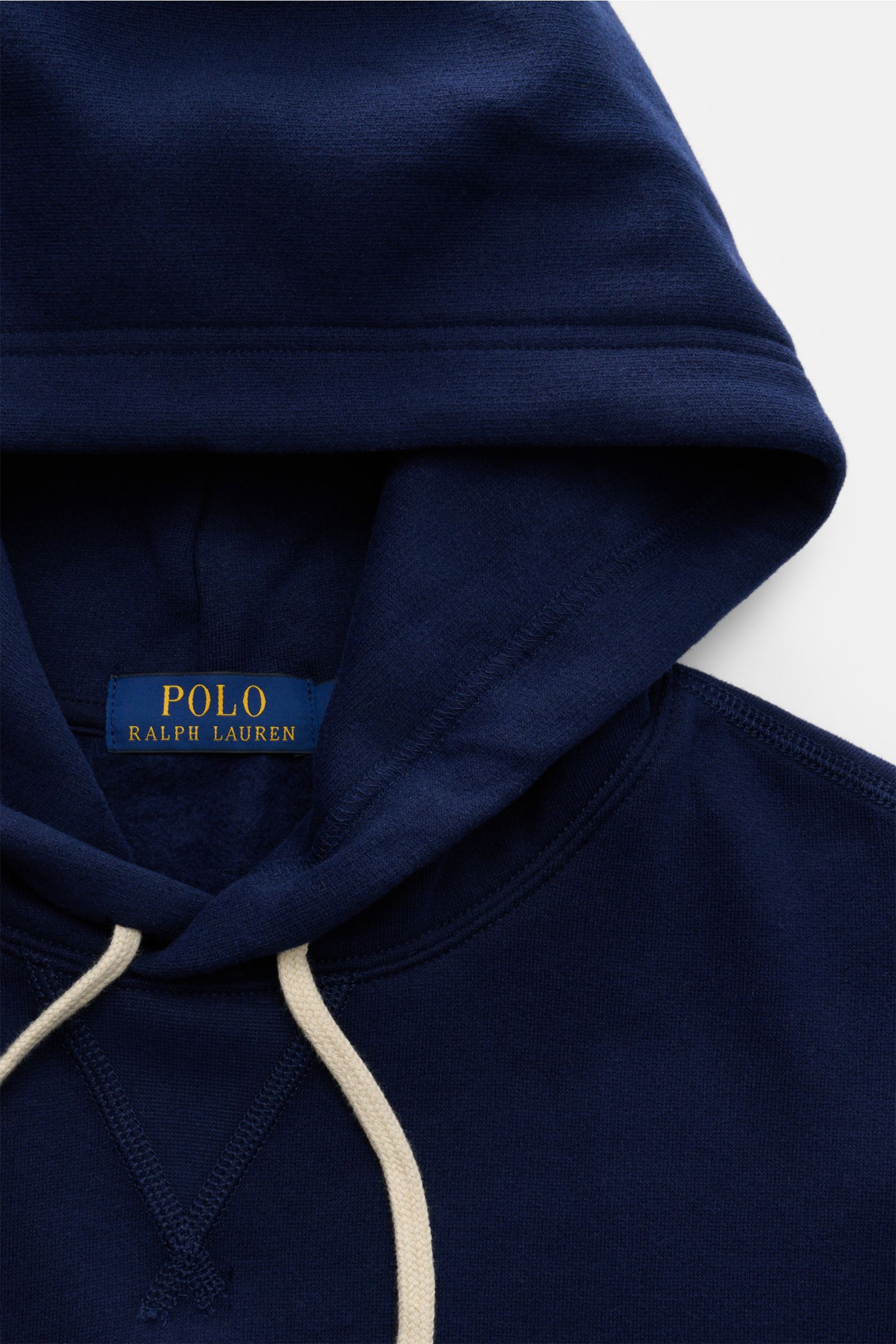 Polo Ralph Lauren Kapuzenpullover navy aus Baumwoll- und Microfaser-Jersey, weicher Griff, Regular Fit, Kapuze mit Tunnelzug, Kängurutasche, Logo-Stitching, angeraute Innenseite, breite Bündchen, Nahaufnahme von oben.