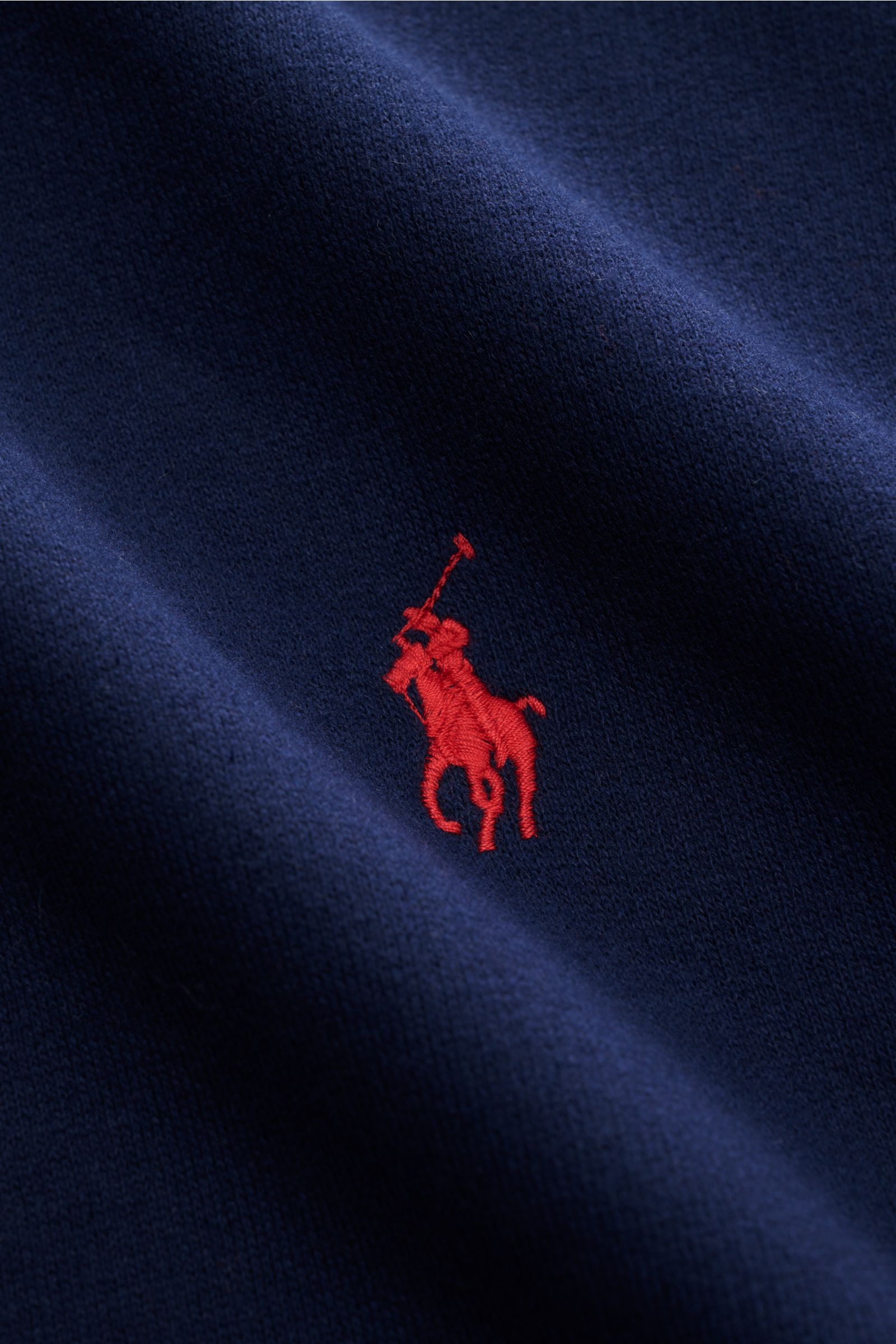 Nahaufnahme des roten Logo-Stitchings auf dem Polo Ralph Lauren Kapuzenpullover navy aus Baumwoll- und Microfaser-Jersey mit weichem Griff.