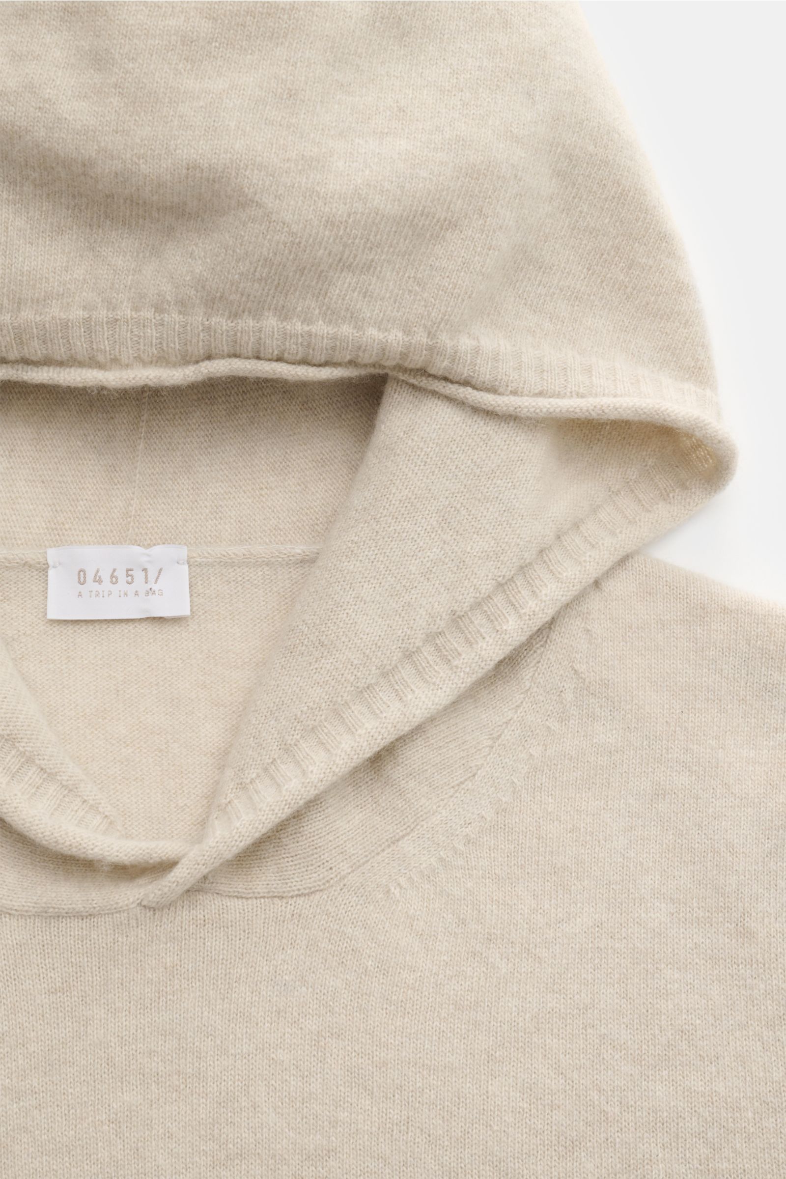 04651/ A trip in a bag Kapuzenpullover sand