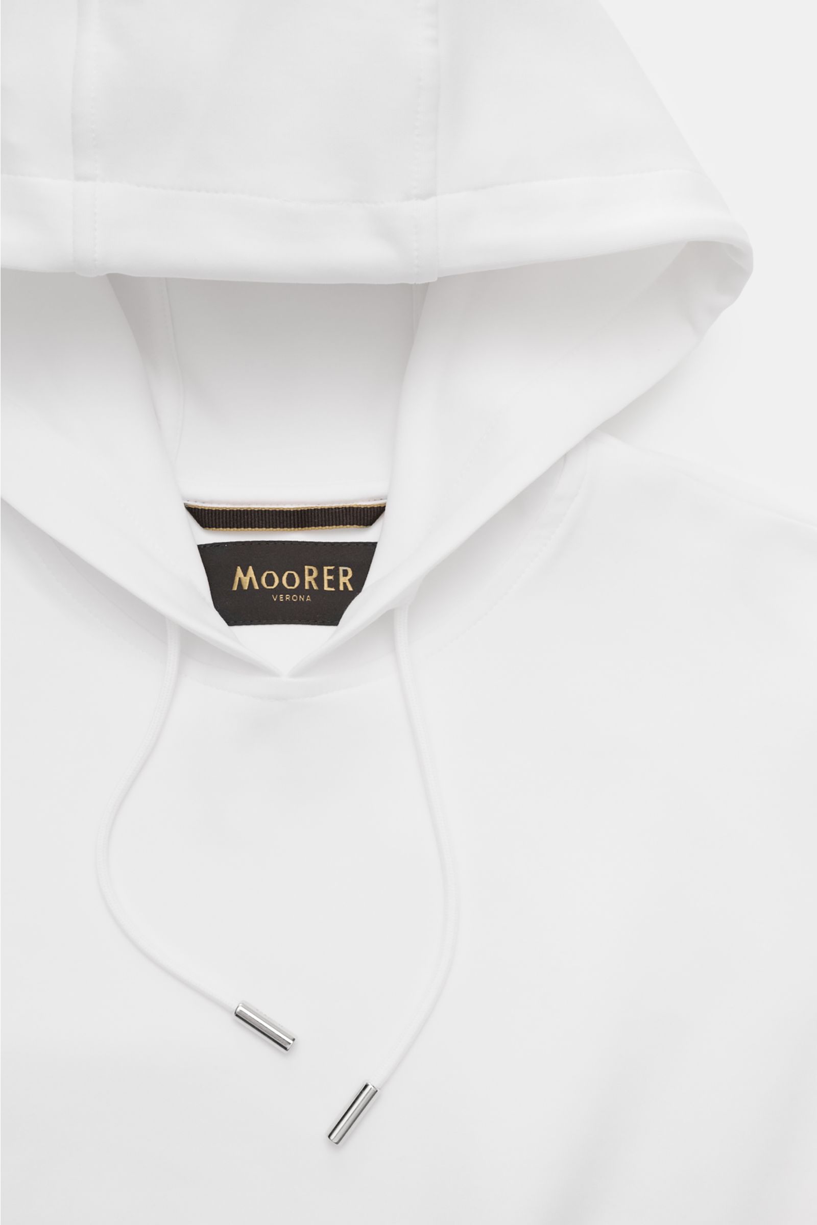 Close-up front view of the Moorer Hooded jumper 'Ellery' white showing the drawstring hood and label inside the neckline.

Description:  
Confident ease: With its clean design and maximum comfort, the hooded jumper 'Ellery' by MOORER is a versatile com