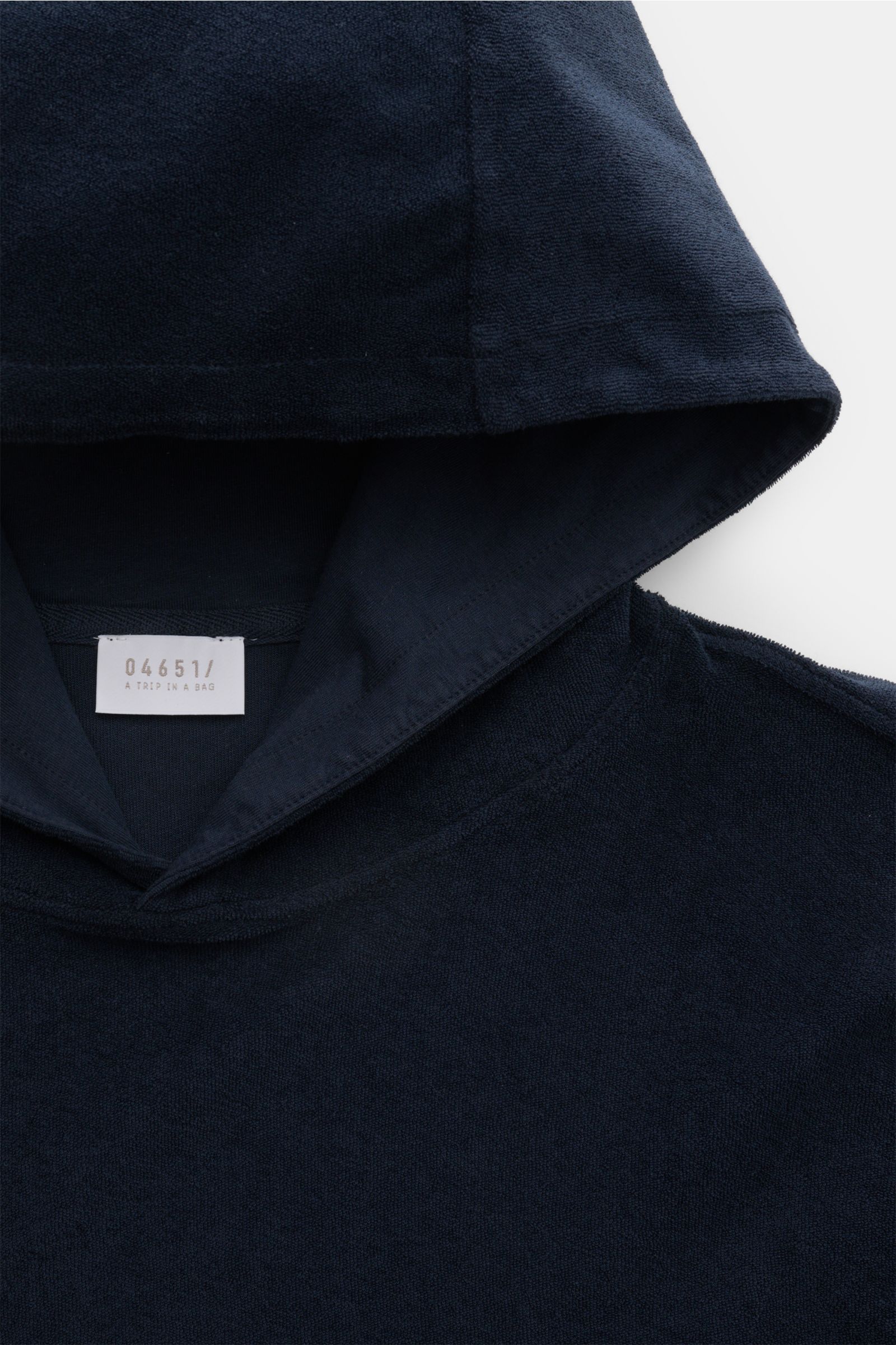 Close-up front view of the 04651/ A trip in a bag Terry hooded jumper 'Terry' navy, made of pure cotton terrycloth with soft feel and practical hood.

Comfort and coolness with summery nonchalance: The hooded jumper 'Terry' by 04651/ A TRIP IN A BAG ma