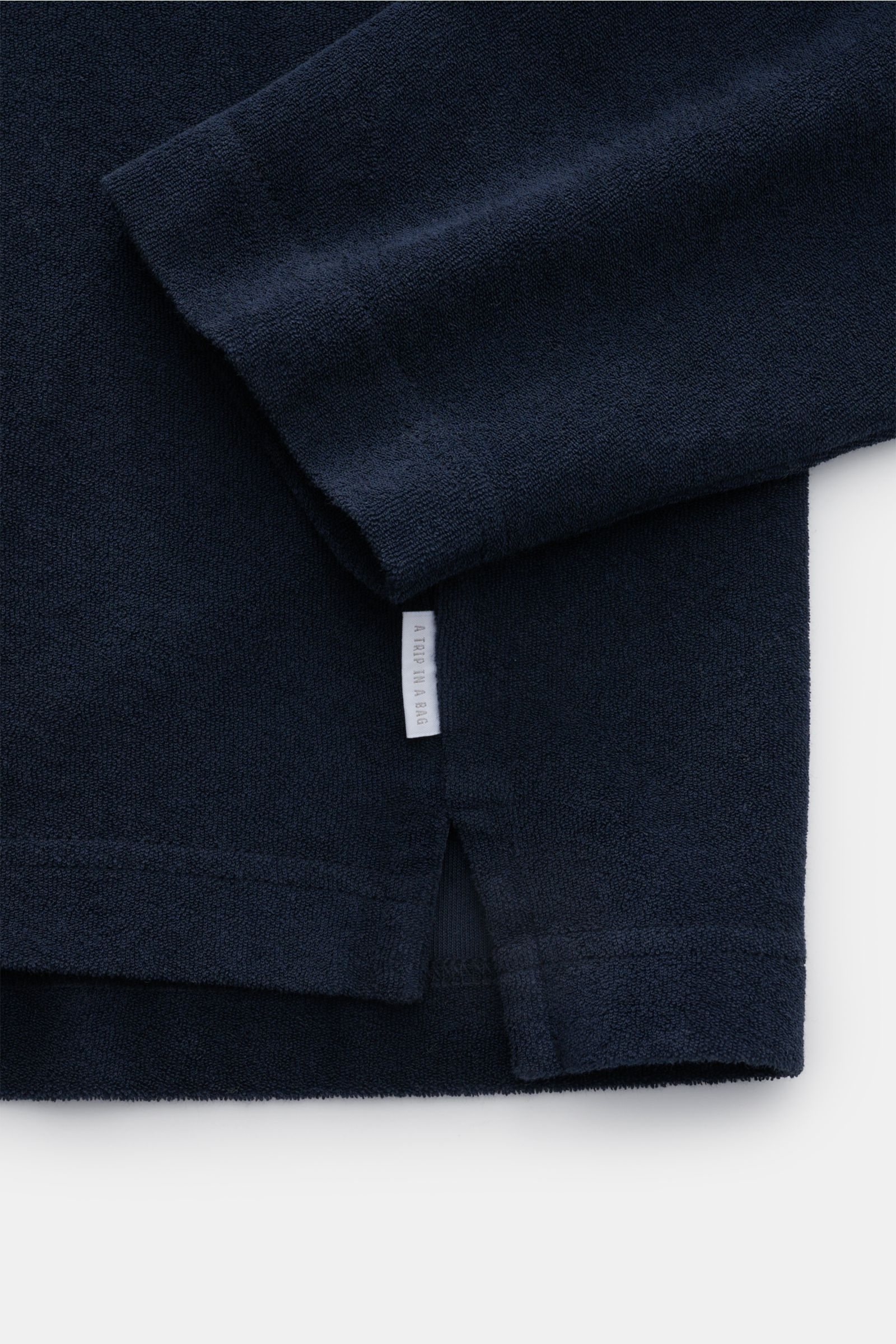 Close-up side view of 04651/ A trip in a bag Terry hooded jumper 'Terry' navy showing pure cotton terrycloth, soft feel, regular fit, practical hood, and small woven label in the side seam.

Comfort and coolness with summery nonchalance: The hooded jum