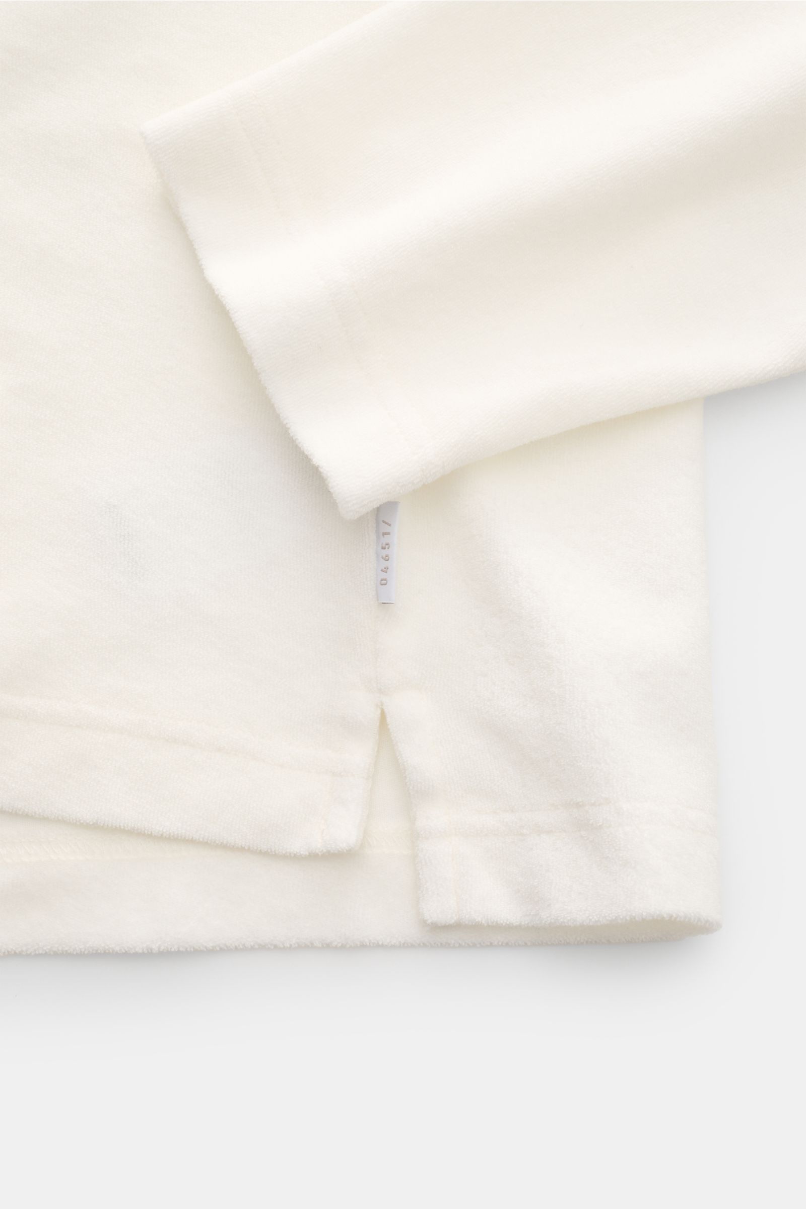 Close-up side view of 04651/ A trip in a bag Terry hooded jumper 'Terry' cream showing pure cotton terrycloth, soft feel, regular fit, hood, and small woven label in side seam.

Comfort and coolness with summery nonchalance: The hooded jumper 'Terry' b