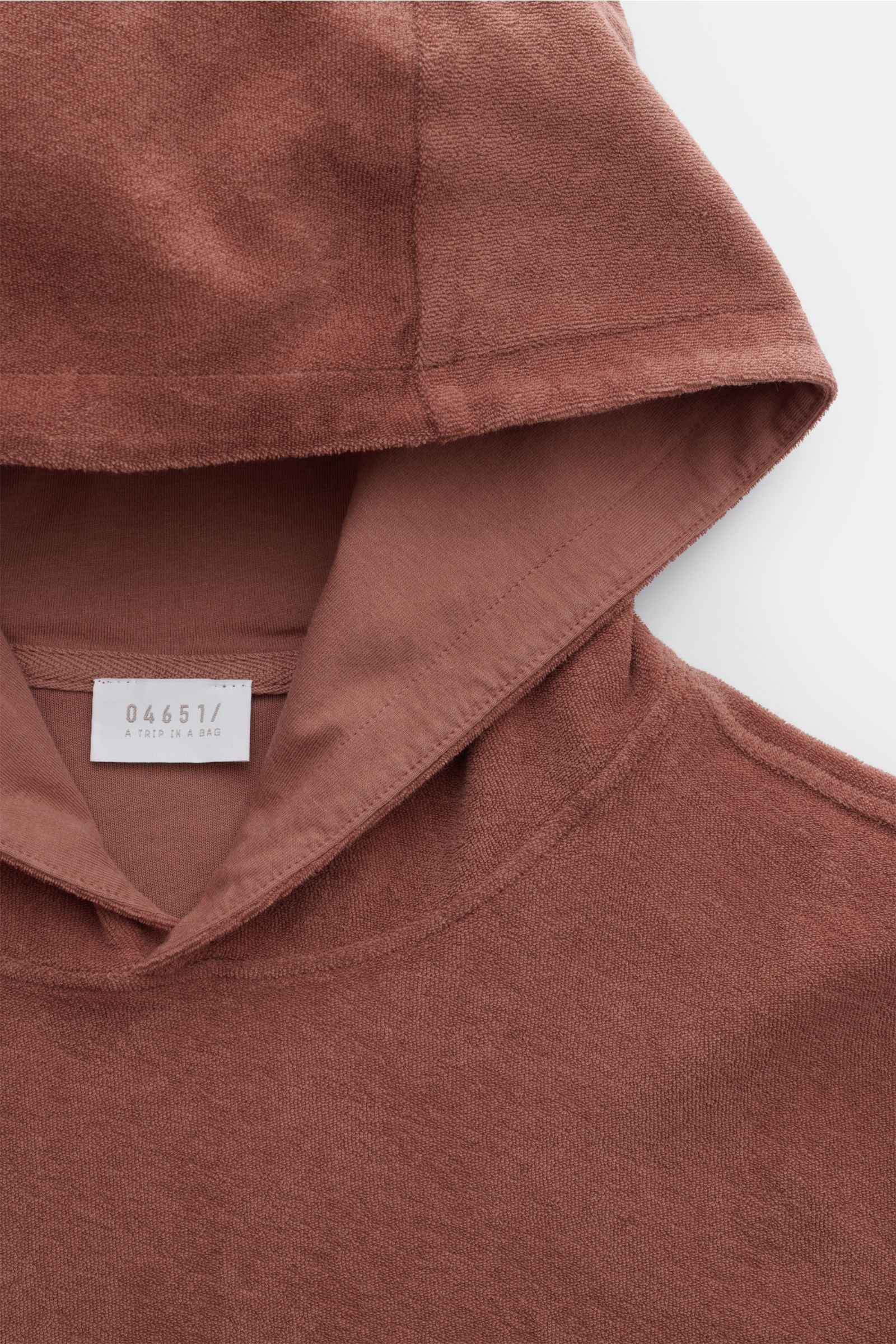 04651/ A trip in a bag Frottee-Kapuzenpullover 'Terry' rostbraun, frontal aus nächster Nähe, weicher Baumwoll-Frottee, Regular Fit, Kapuze, kleines Weblabel.