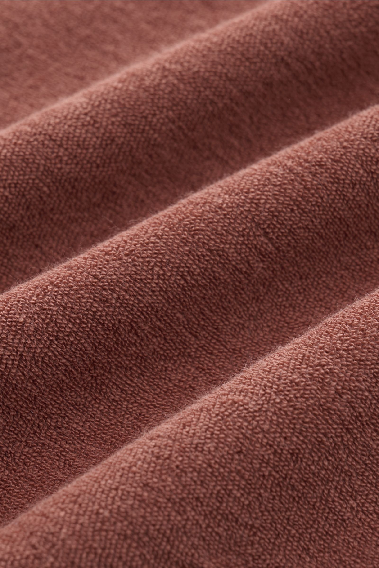 Nahaufnahme der weichen Struktur des 04651/ A trip in a bag Frottee-Kapuzenpullover 'Terry' rostbraun aus reiner Baumwolle.