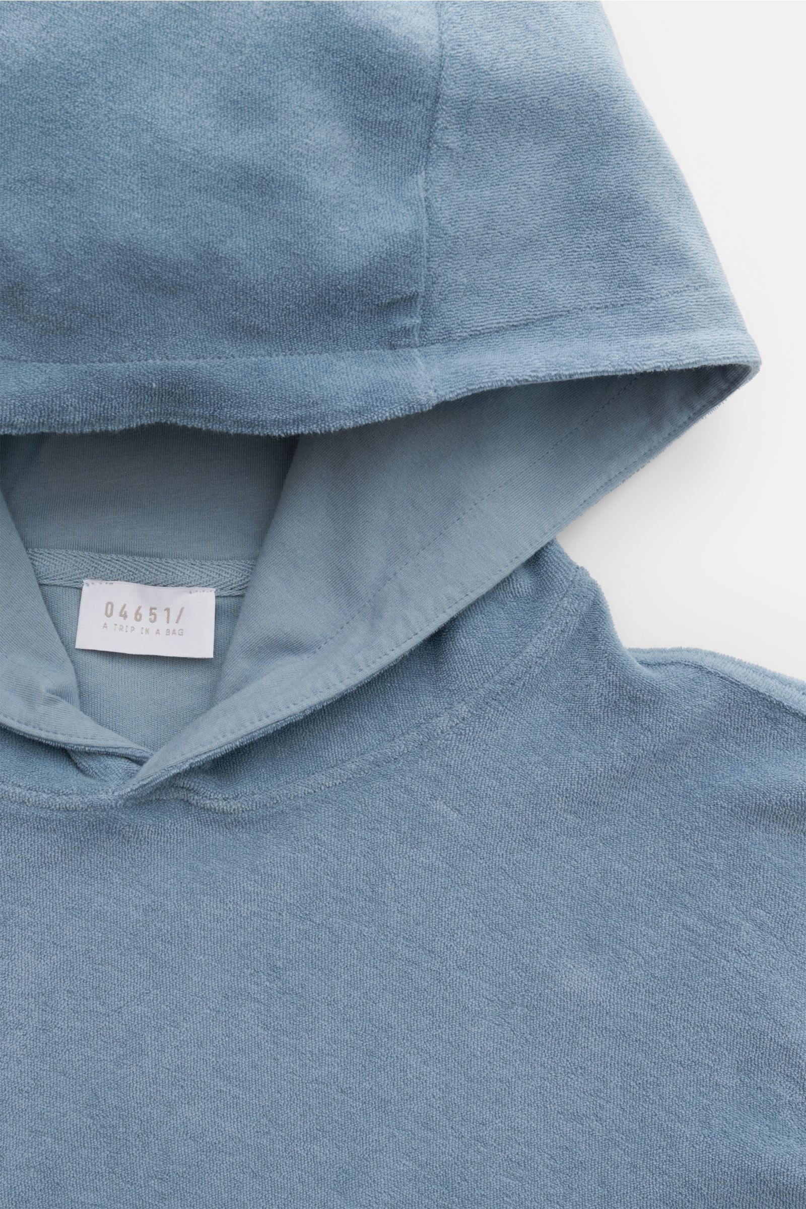 04651/ A trip in a bag Frottee-Kapuzenpullover 'Terry' rauchblau aus reiner Baumwolle, weicher Griff, Regular Fit, Kapuze, Detailaufnahme von oben.