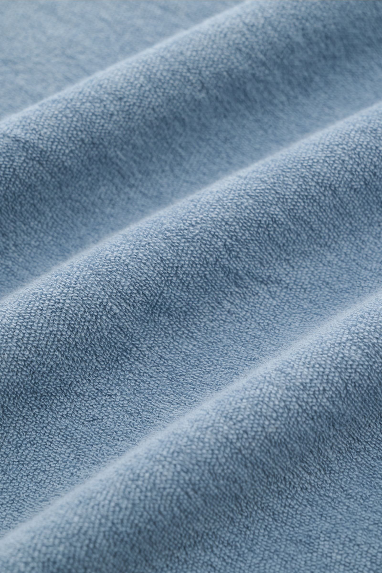 04651/ A trip in a bag Frottee-Kapuzenpullover 'Terry' rauchblau aus Baumwoll-Frottee, weicher Griff, Kapuze, kleiner Seitennahtlabel, leichte Rückenverlängerung, Nahaufnahme des Materials.