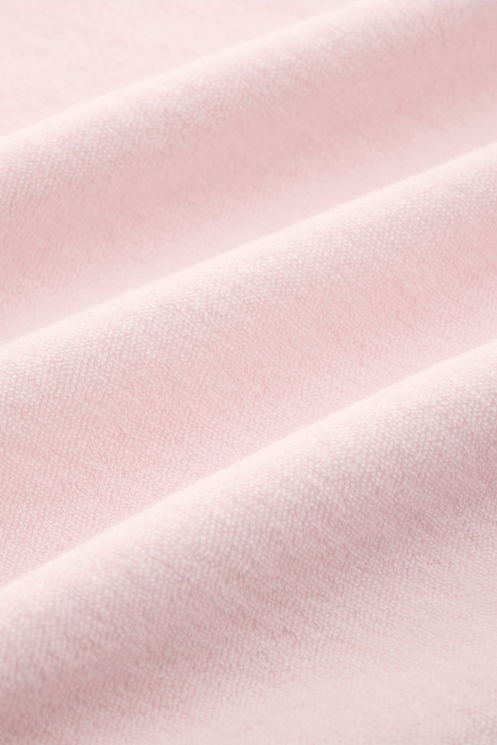 Nahaufnahme des roséfarbenen 04651/ A trip in a bag Frottee-Kapuzenpullover 'Terry' aus reiner Baumwolle mit weichem Griff und Frottee-Struktur.