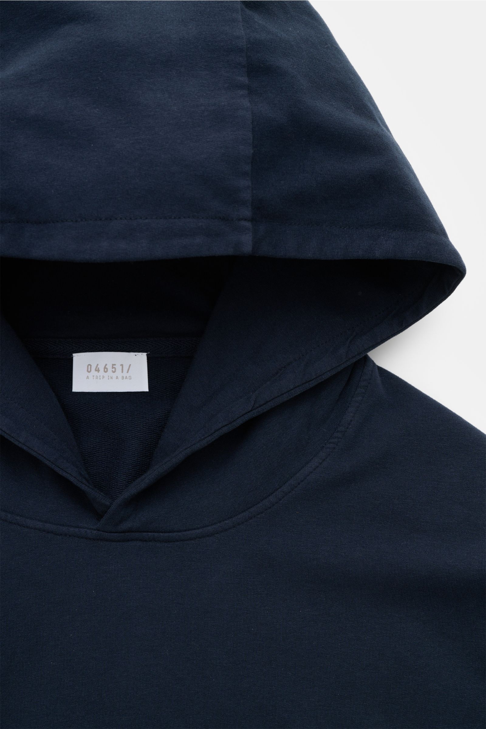 04651/ A trip in a bag Kapuzenpullover 'IF Hoodie' navy, Detailaufnahme der Kapuze und des Weblabels aus gebürstetem Jersey mit weichem Griff.