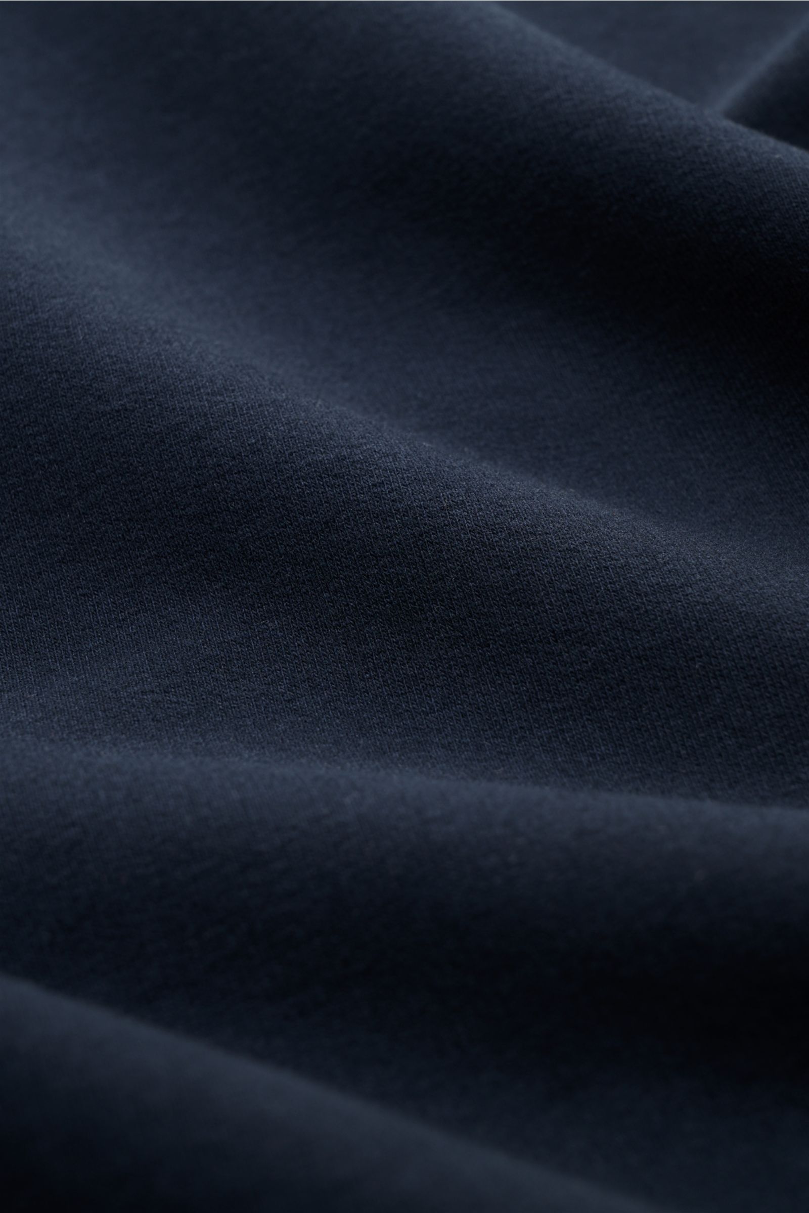 04651/ A trip in a bag Kapuzenpullover 'IF Hoodie' navy aus gebürstetem Jersey, weicher Griff, Detailaufnahme des Stoffes in Nahaufnahme.