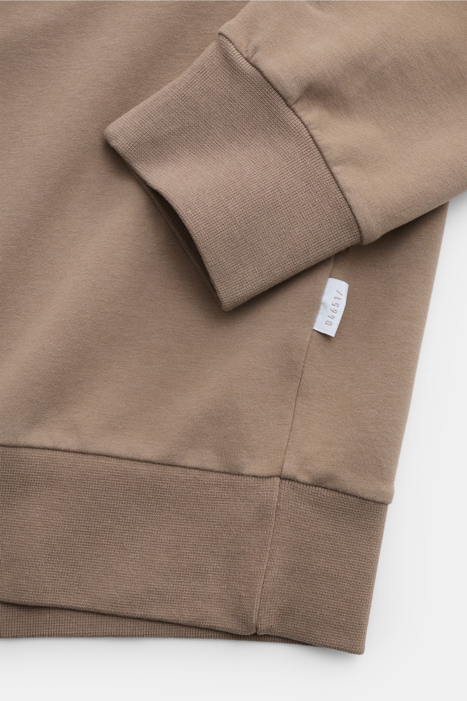 04651/ A trip in a bag Kapuzenpullover 'IF Hoodie' taupe, Detailaufnahme von Ärmel und Bund aus gebürstetem Jersey mit weichem Griff und Weblabel.