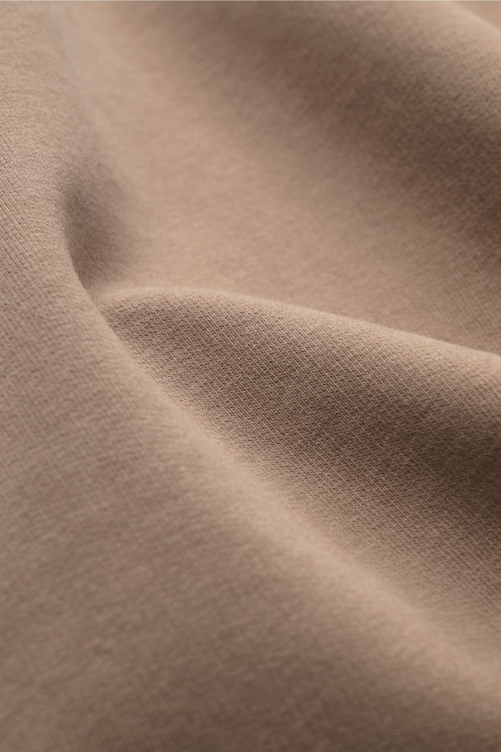 Nahaufnahme des weichen, elastischen Baumwollstoffs des taupefarbenen 04651/ A trip in a bag Kapuzenpullovers 'IF Hoodie' aus gebürstetem Jersey.