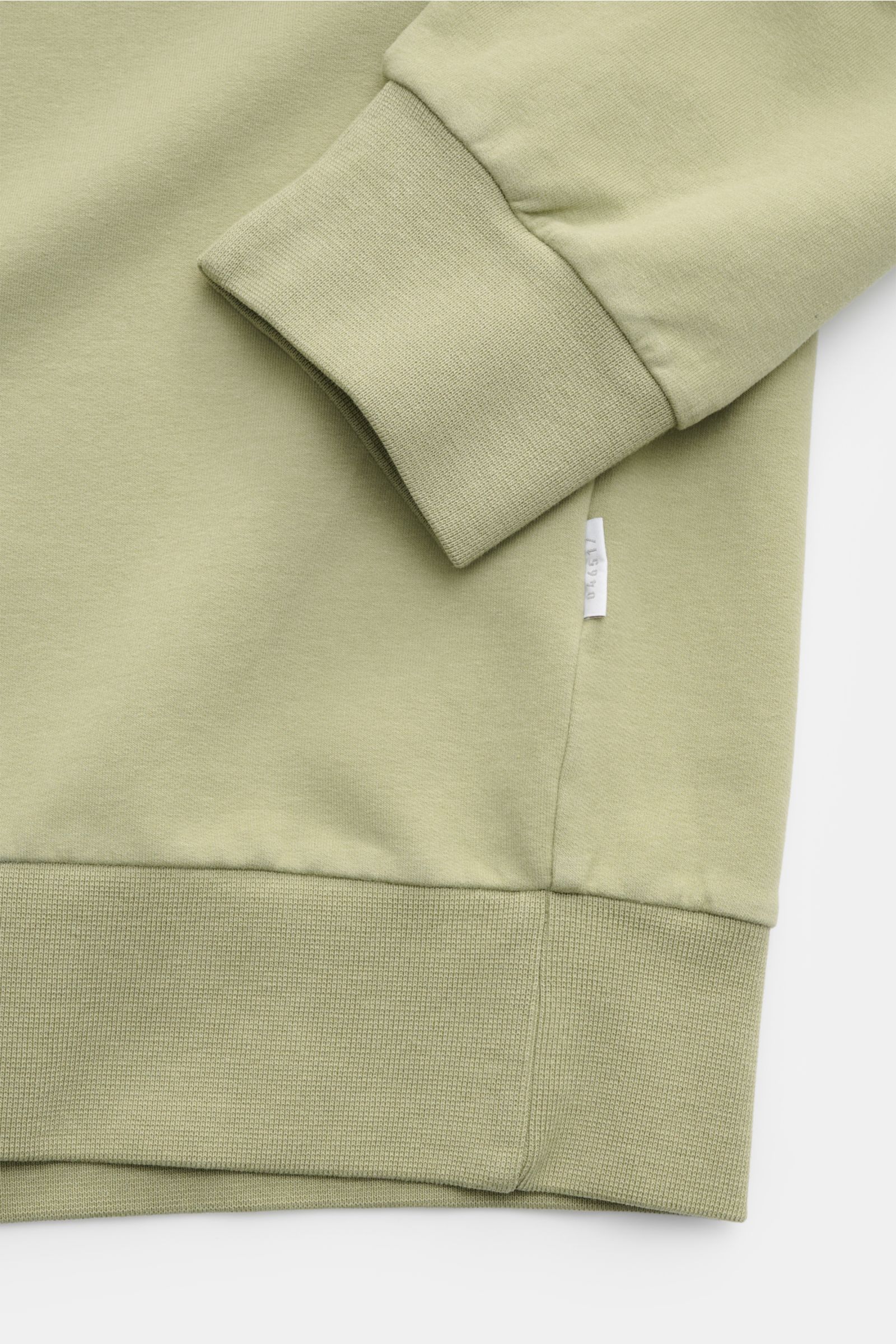 04651/ A trip in a bag Kapuzenpullover 'IF Hoodie' salbei, Detailansicht von Ärmel und Bund aus gebürstetem Jersey mit weichem Griff.