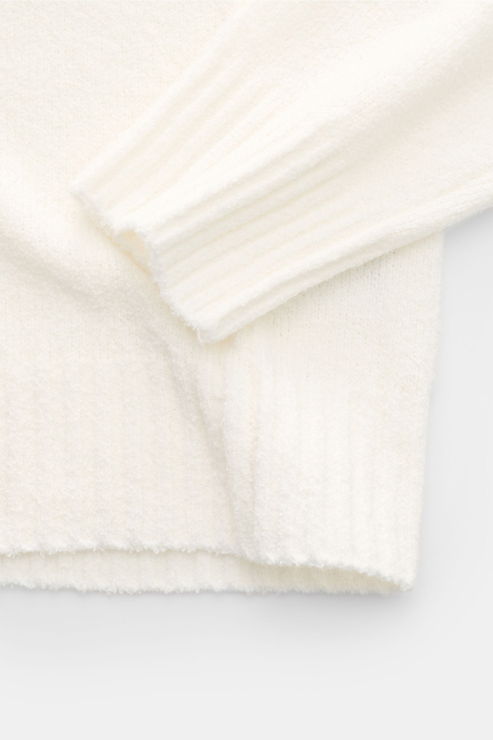 Detailaufnahme des 04651/ A trip in a bag Kapuzenpullover 'Knit Terry Hoodie' offwhite in Slim Fit, von oben auf Ärmel und Bund mit feiner Bouclé-Struktur aus Baumwolle und Microfaser.