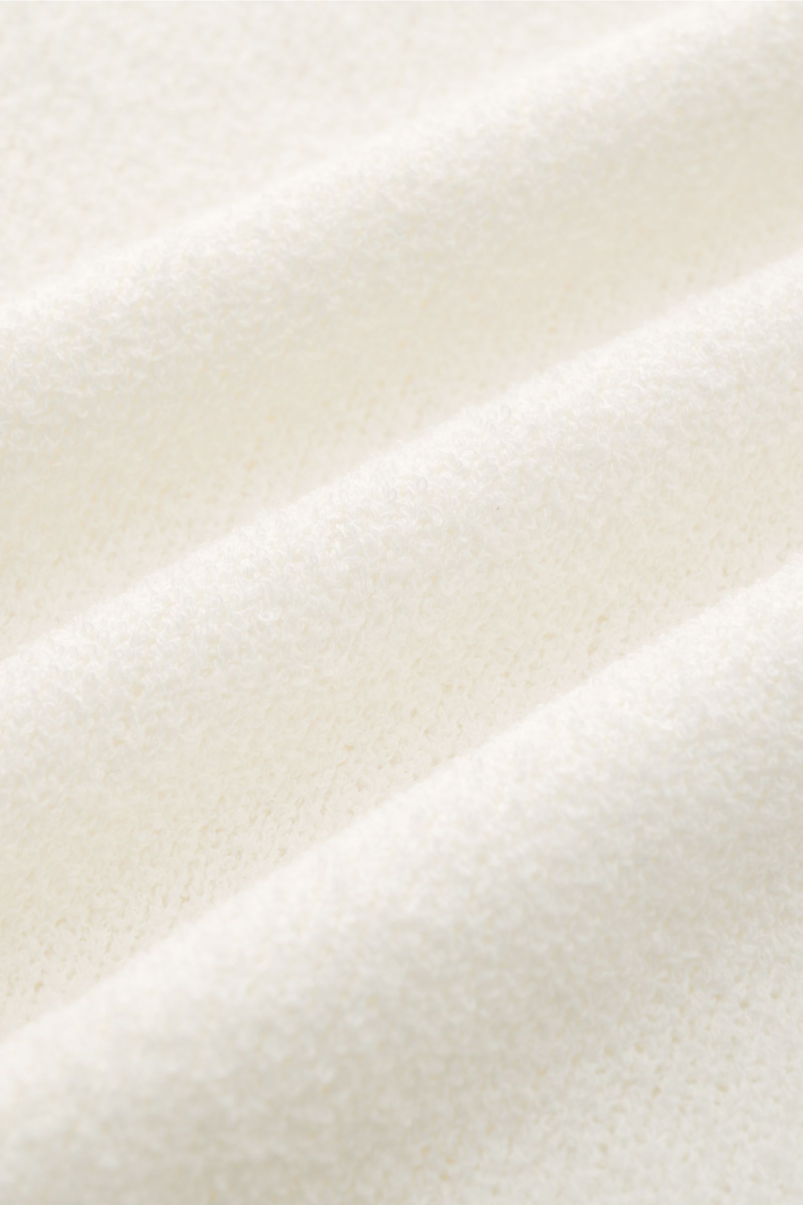 Detailaufnahme der feinen Bouclé-Struktur des offwhite 04651/ A trip in a bag Kapuzenpullover 'Knit Terry Hoodie' aus Baumwolle und Microfaser.