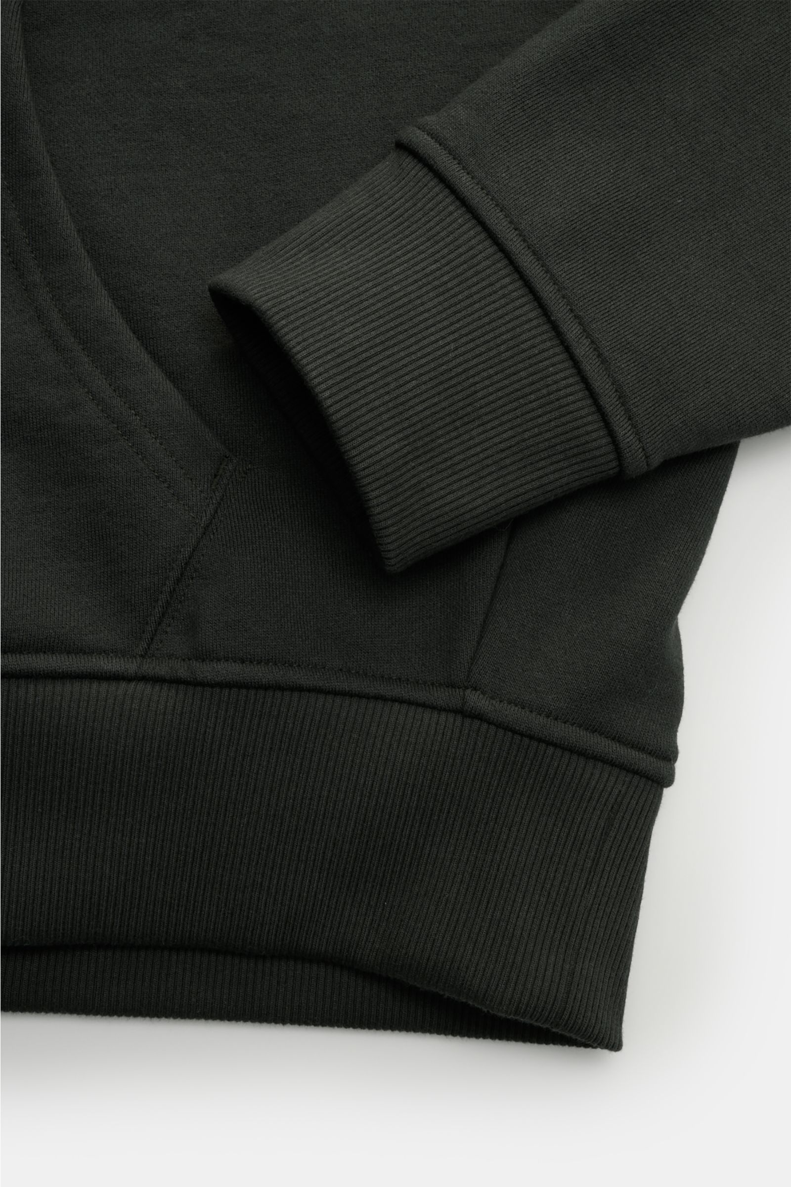 Nahaufnahme des Polo Ralph Lauren Kapuzenpullover anthrazit von schräg oben, zeigt Kängurutasche, Rippbündchen und weichen Baumwoll-Microfaserstoff.