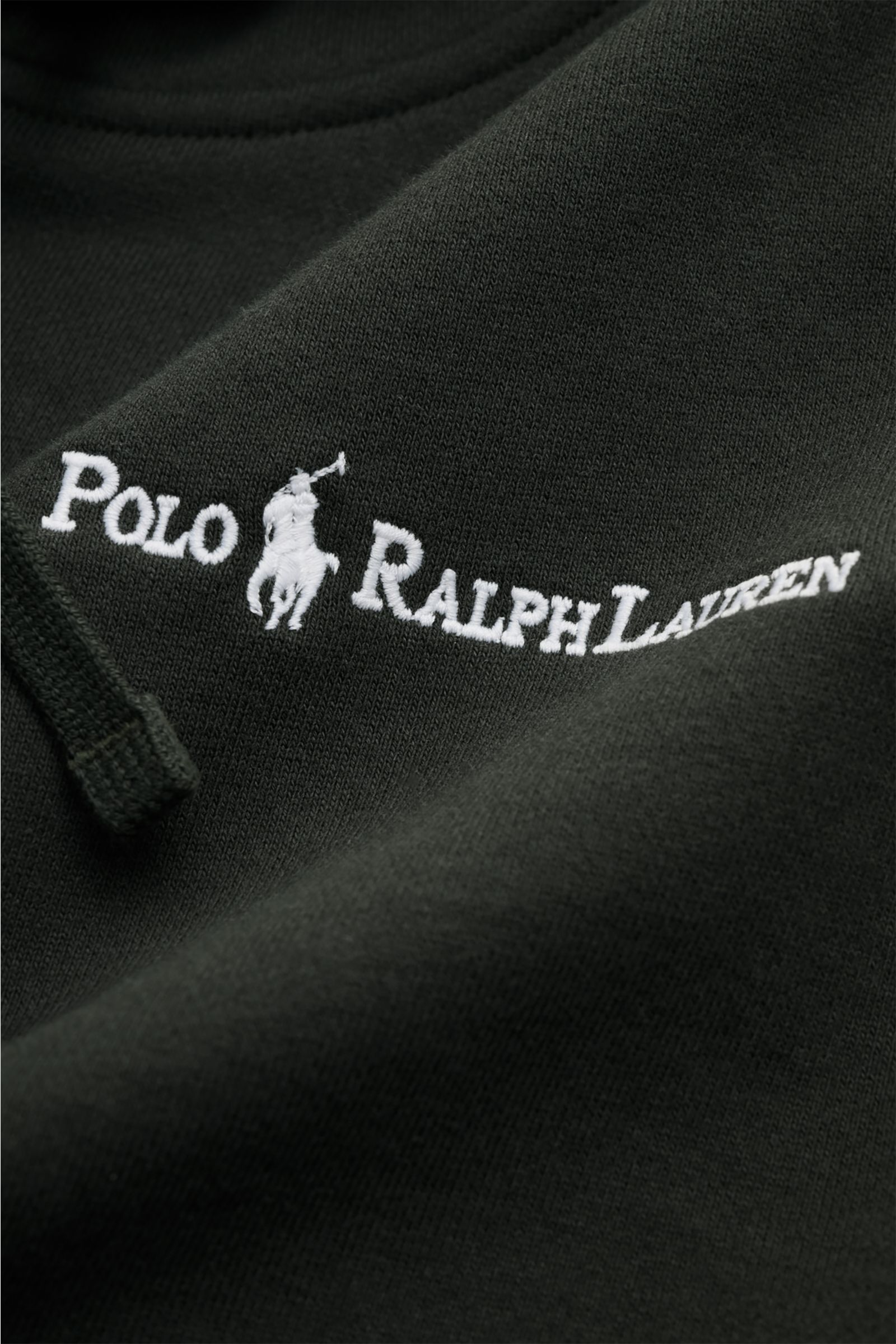 Polo Ralph Lauren Kapuzenpullover anthrazit, Detailaufnahme des weichen Baumwoll-Microfaser-Sweats mit weißem Logo-Stitching und Kordelzug.