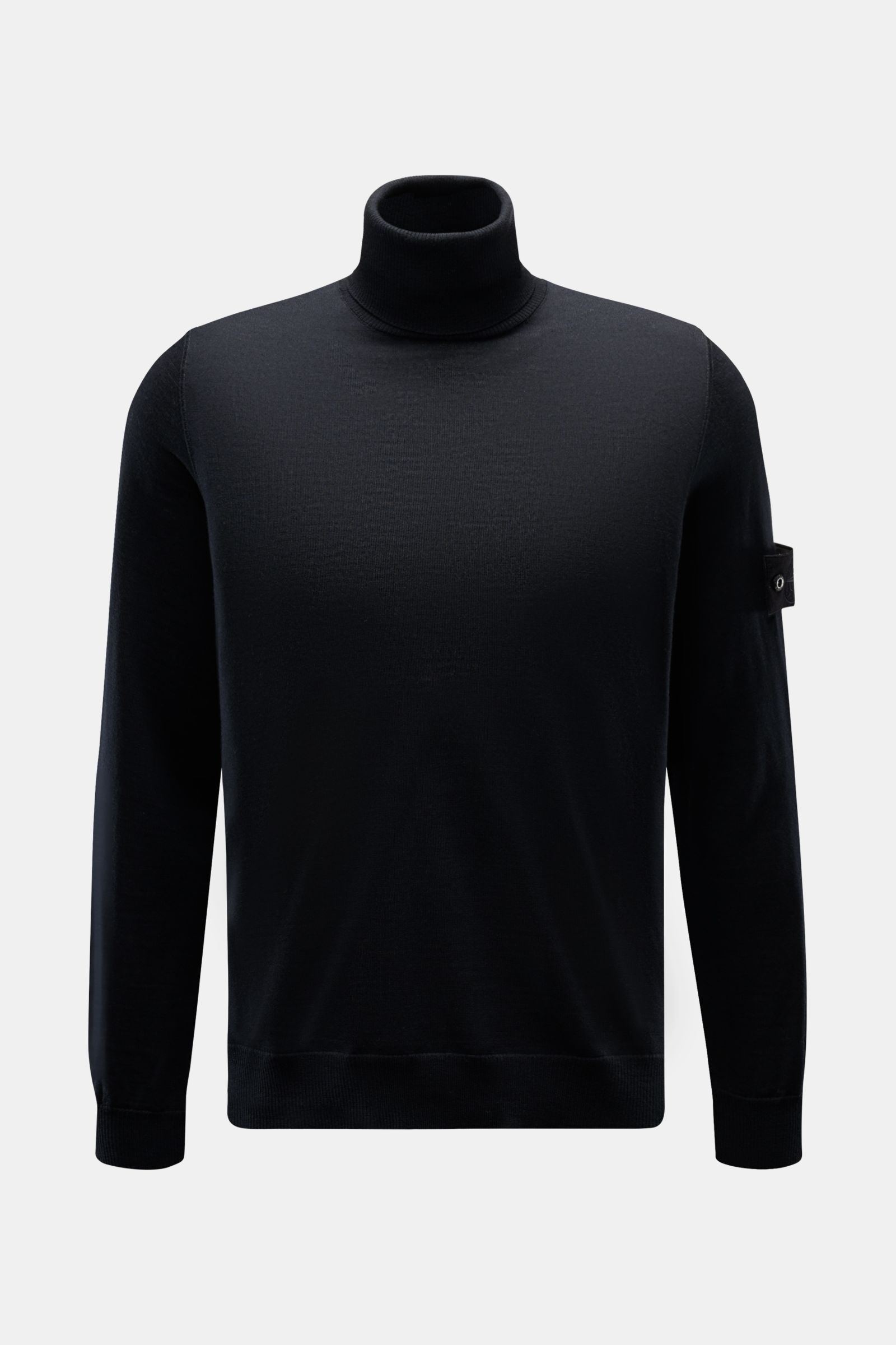 Stone Island Rollkragenpullover 'Ghost Piece' navy aus reiner Schurwolle, Regular Fit, weicher Griff, feines Strickbild, Kompass-Badge am Oberarm, Rippbündchen, frontale Ansicht.