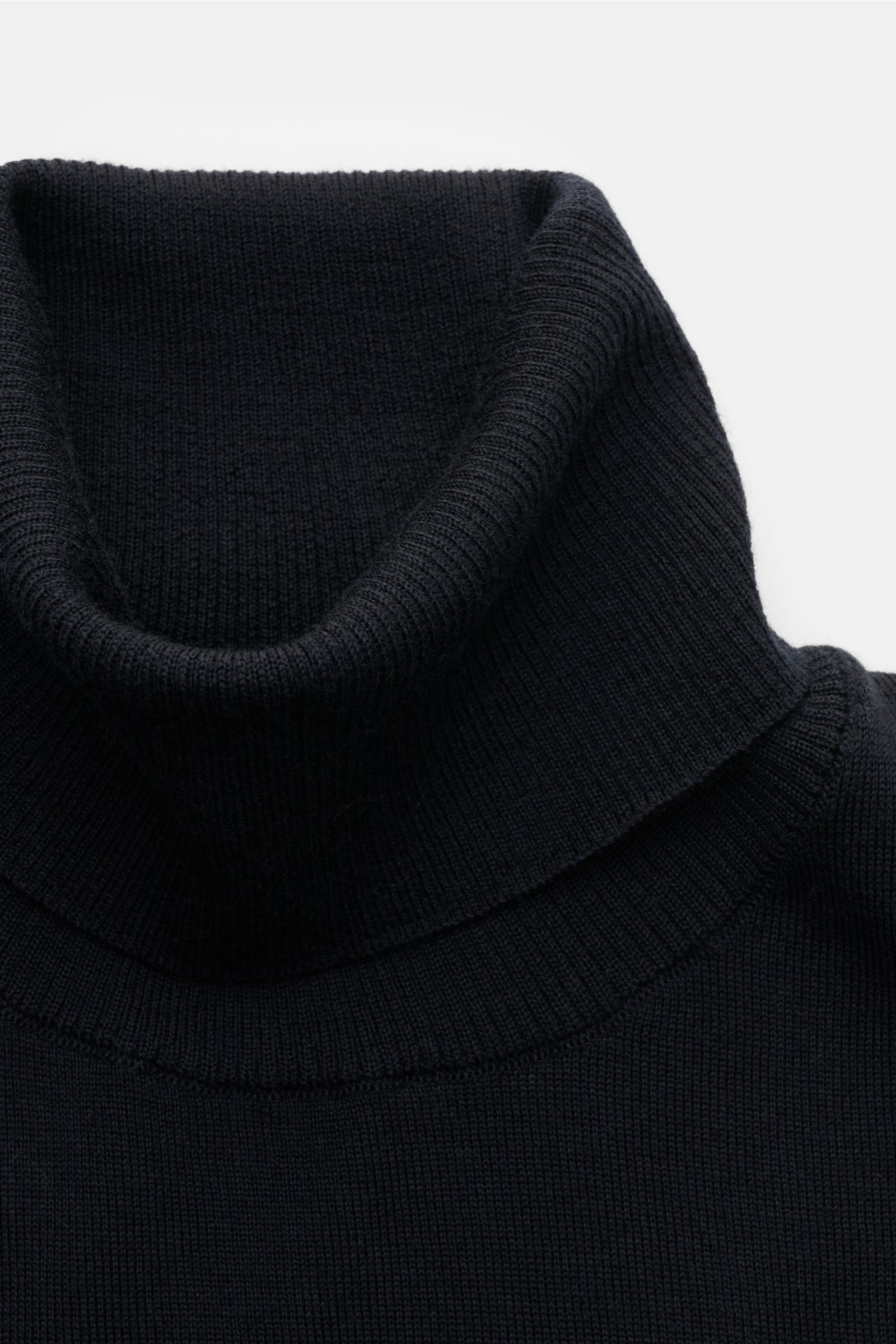 Stone Island Rollkragenpullover 'Ghost Piece' navy, Vorderansicht nah, aus reiner Schurwolle, weicher Griff, feines Strickbild, Regular Fit, anliegender Rollkragen, Kompass-Badge am Oberarm, komfortable Rippbündchen, lässiges Winter-Basic.