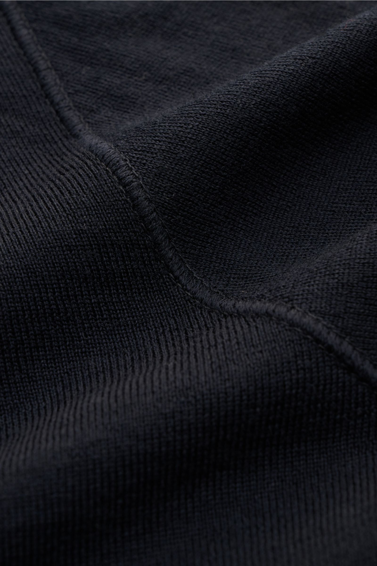 Stone Island Rollkragenpullover 'Ghost Piece' navy in Nahaufnahme von oben, feines Strickbild, reine Schurwolle, Regular Fit, Kompass-Badge am Arm, weicher Griff.