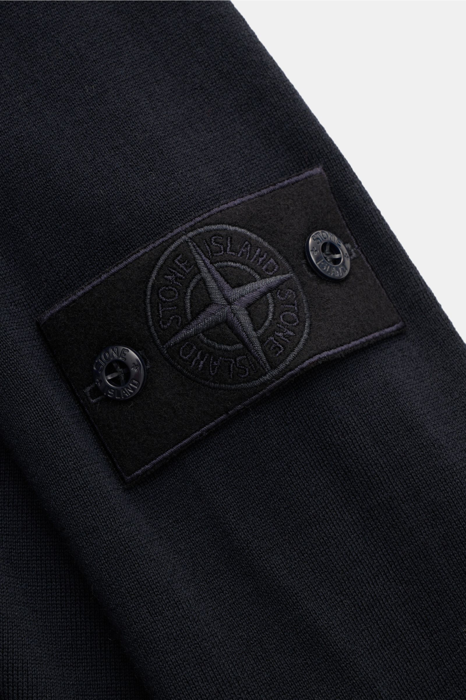 Stone Island Rollkragenpullover 'Ghost Piece' navy, Detailaufnahme von Kompass-Badge am Oberarm, reine Schurwolle, weicher Griff.