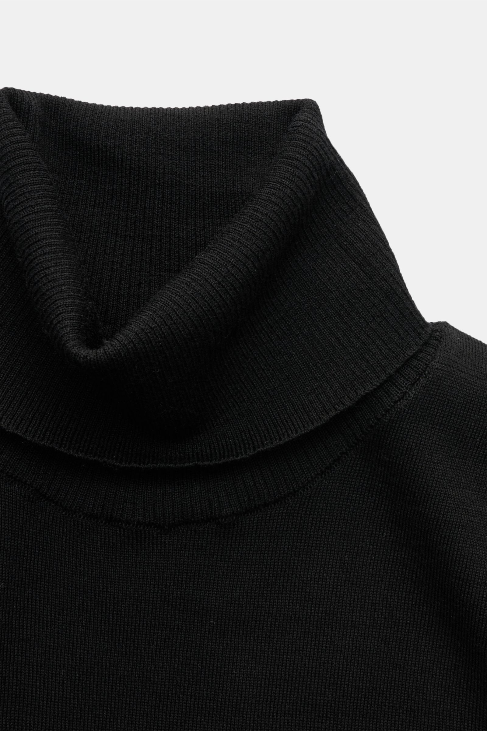 Close-up top-front view of Stone Island Turtleneck jumper 'Ghost Piece' black with a soft, very fine knit, close-fitting turtleneck made of pure virgin wool.

Description: 
A casual basic for winter: This turtleneck jumper from the 'Ghost' collection b