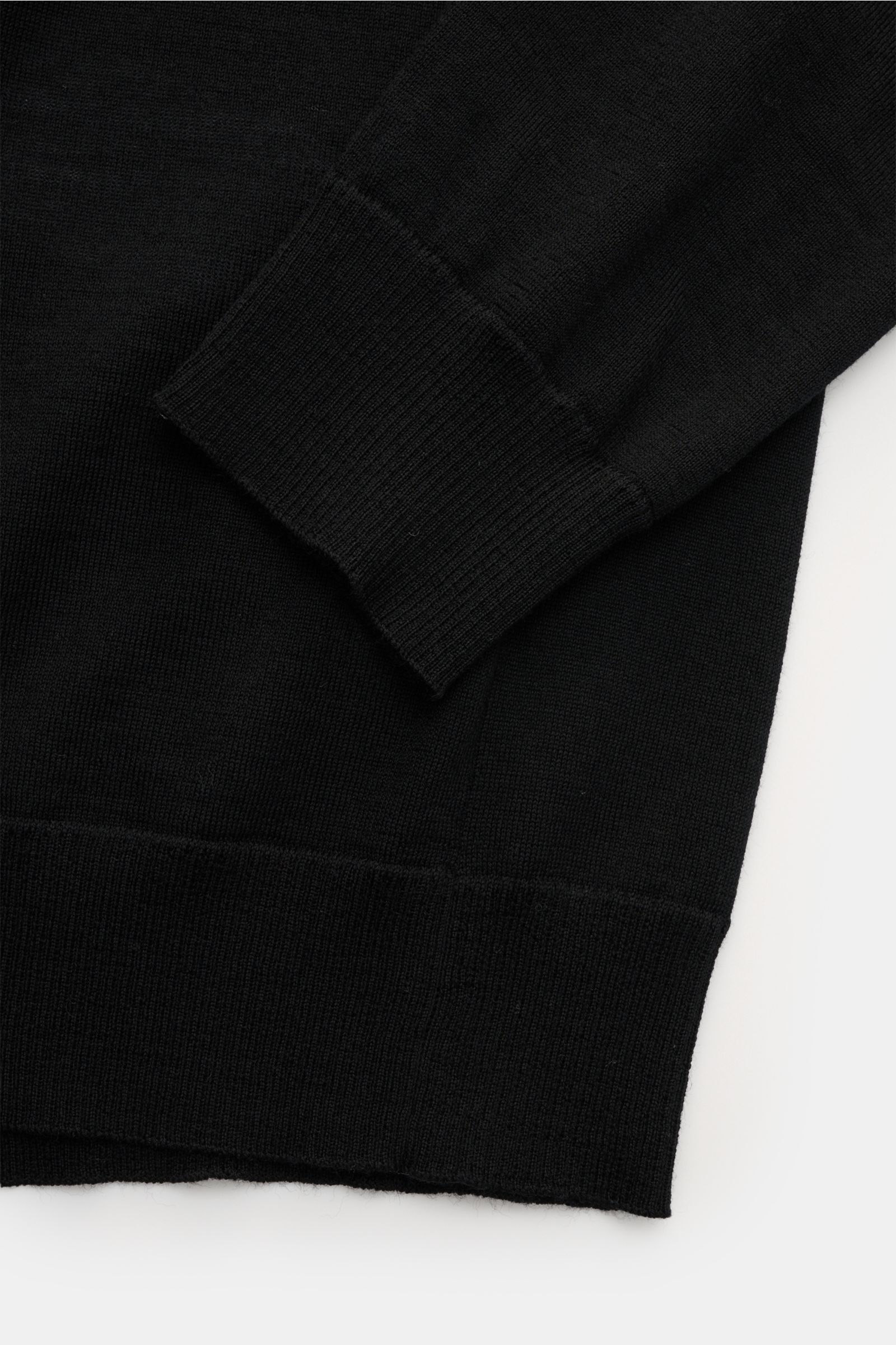 Close-up of the Stone Island Turtleneck jumper 'Ghost Piece' black sleeve and hem, showing fine knit and ribbed bands.

A casual basic for winter: This turtleneck jumper from the 'Ghost' collection by STONE ISLAND is a highly versatile companion for st