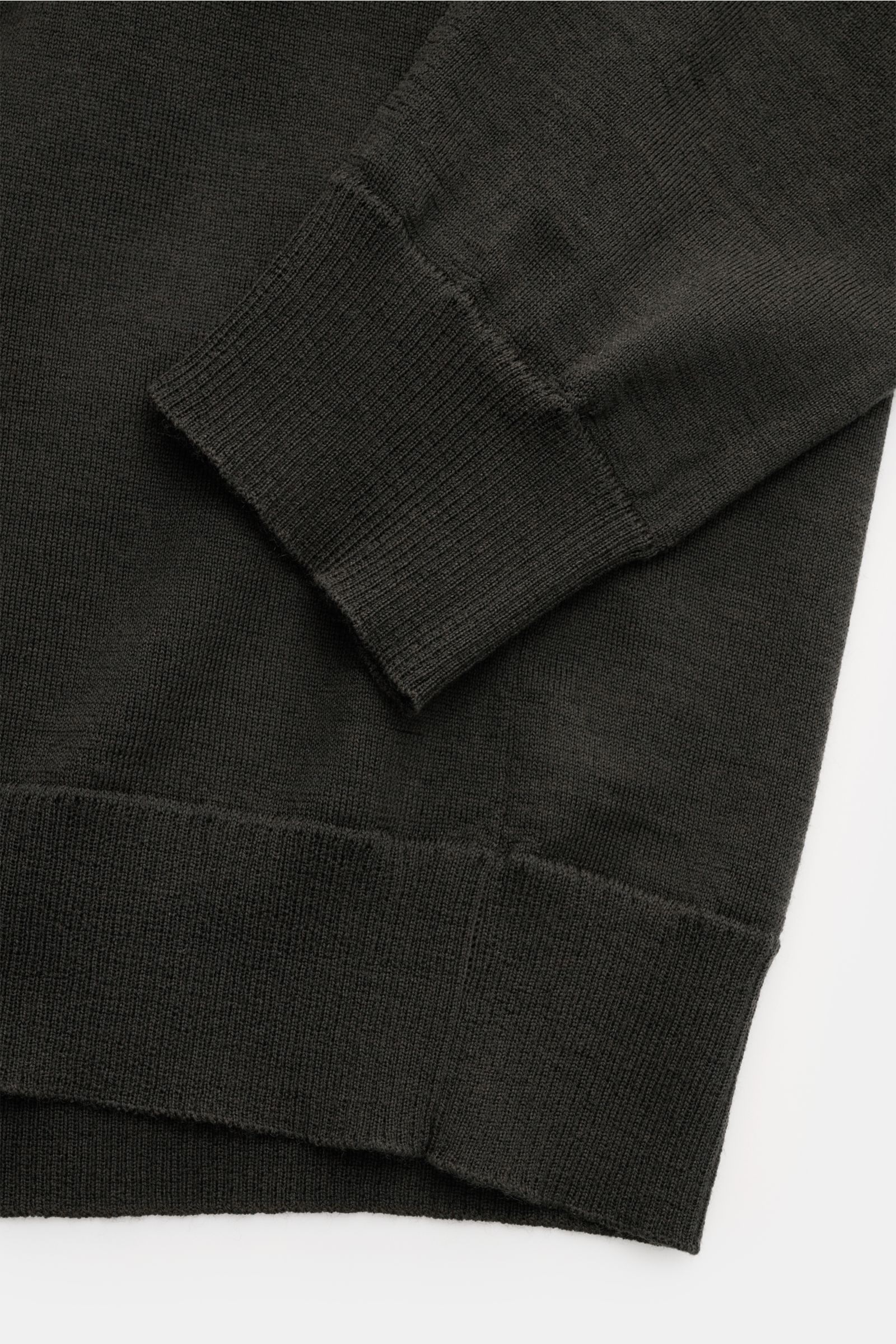Close-up view of the sleeve and hem of the Stone Island Turtleneck jumper 'Ghost Piece' dark brown, showing fine knit and ribbed bands.

Description: 
A casual basic for winter: This turtleneck jumper from the 'Ghost' collection by STONE ISLAND is a hi