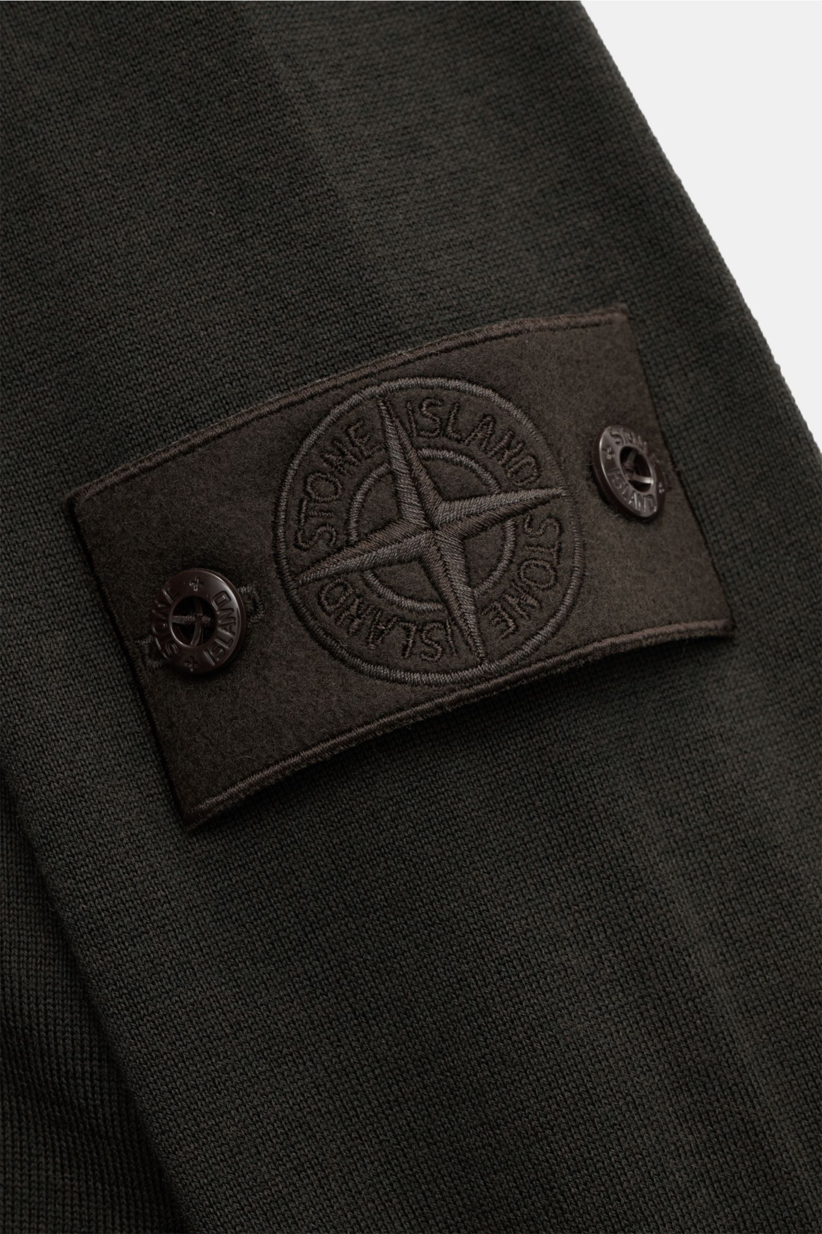 Close-up front view of Stone Island Turtleneck jumper 'Ghost Piece' dark brown showing compass badge on upper sleeve.

A casual basic for winter: This turtleneck jumper from the 'Ghost' collection by STONE ISLAND is a highly versatile companion for sty
