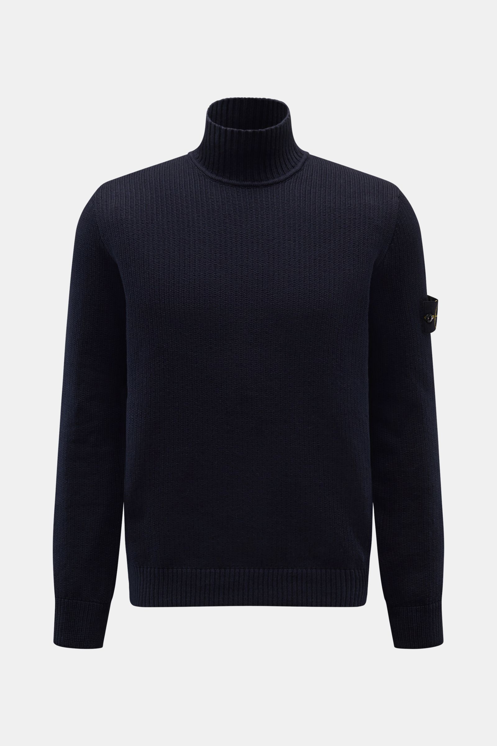 Stone Island Pullover navy, frontal fotografiert, Slim Fit Mock-Neck aus Baumwolle/Microfaser mit Rippstehkragen und Badge am Ärmel.
