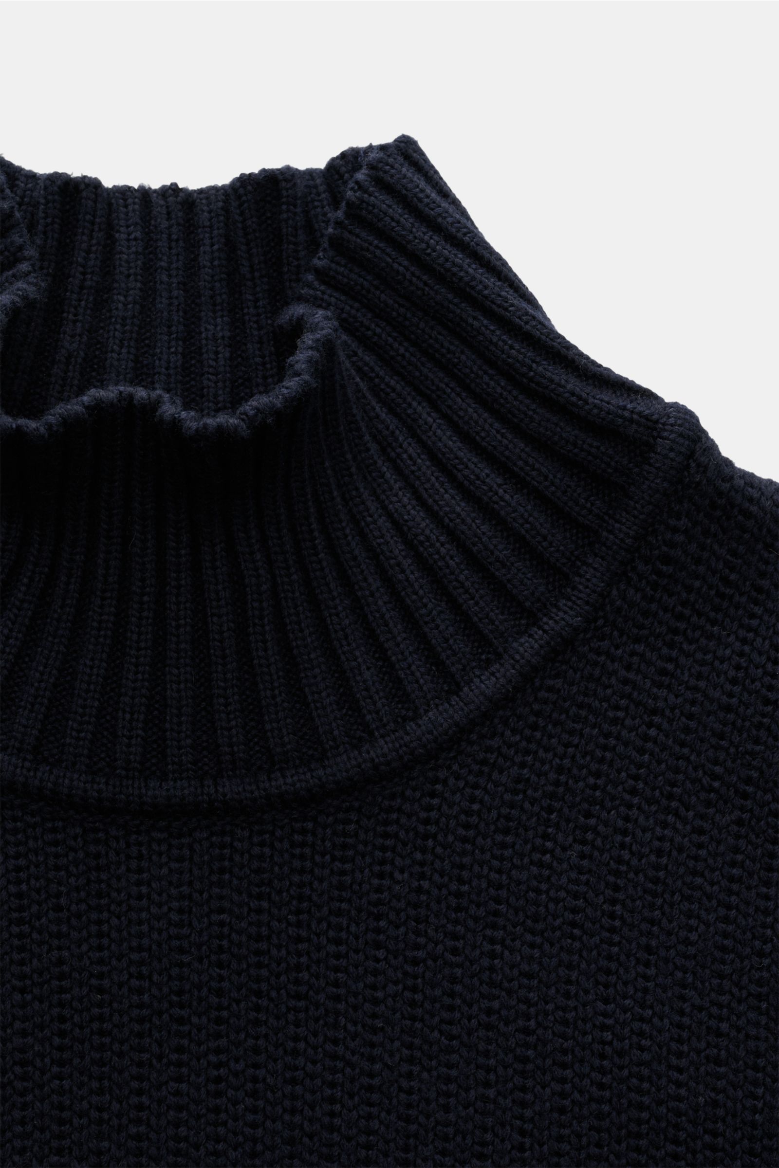 Stone Island Pullover navy, Detailfoto von oben, dicker Baumwoll-Microfaser-Strick, Stehkragen aus Rippstrick, Kompass-Badge am Ärmel.