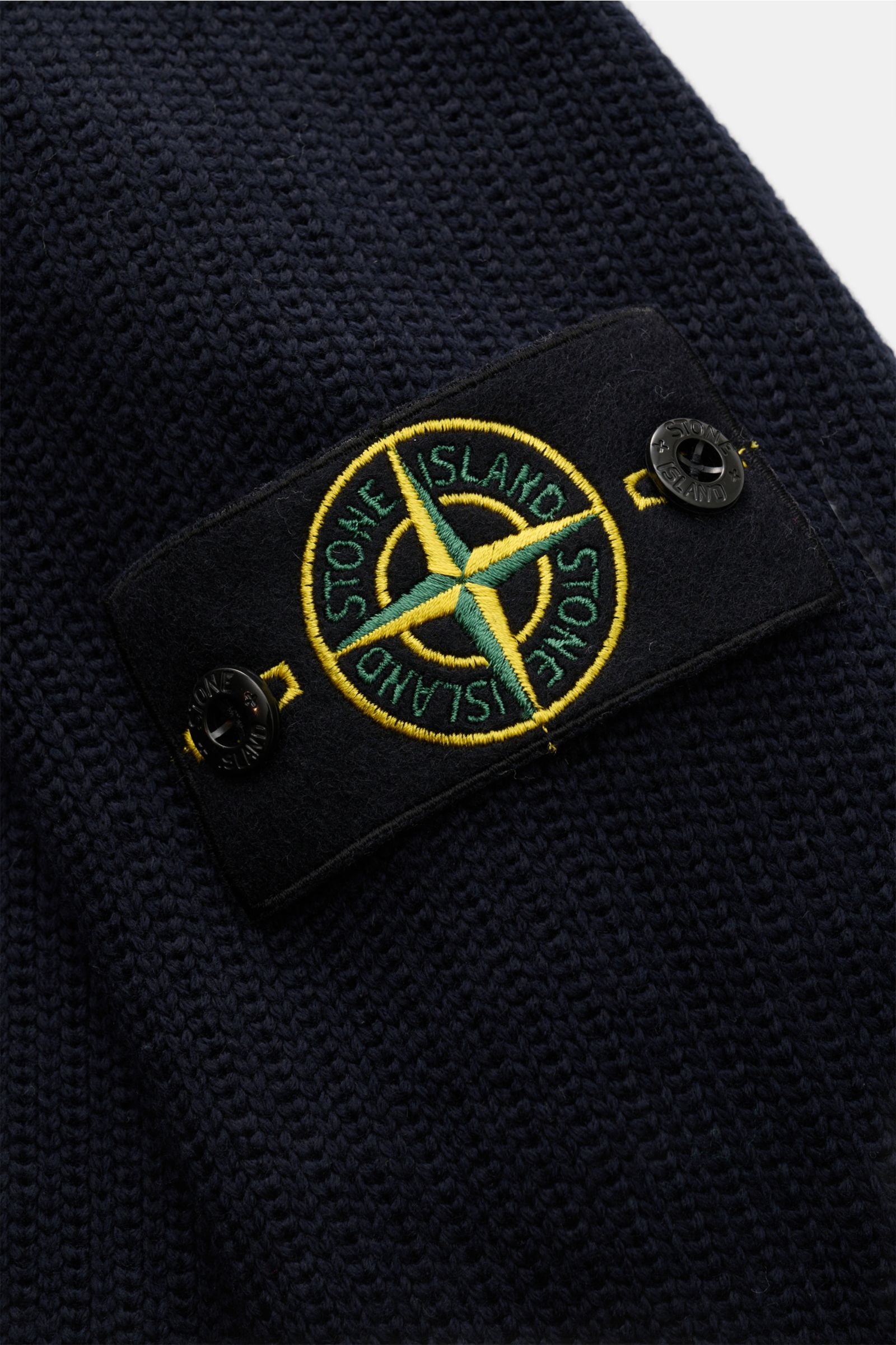 Stone Island Pullover navy aus dichtem Baumwoll-Microfaser-Strick, Detailaufnahme des typischen Kompass-Badges am Ärmel, weicher Griff.