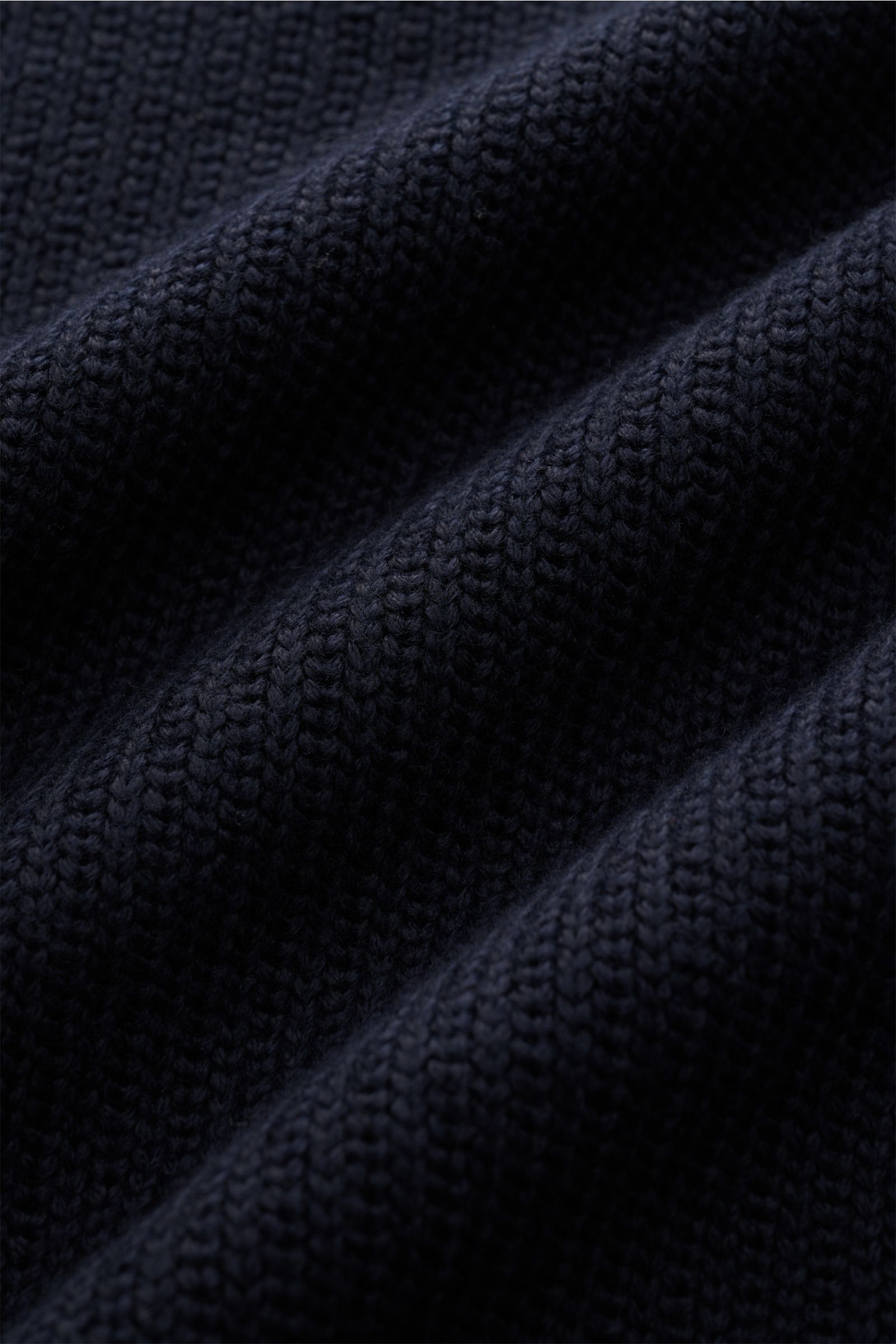 Nahaufnahme des Stone Island Pullover navy aus dichtem Baumwoll-Microfaser-Strick mit mittlerem Strickbild, weichem Griff, Slim Fit und Rippstehkragen.