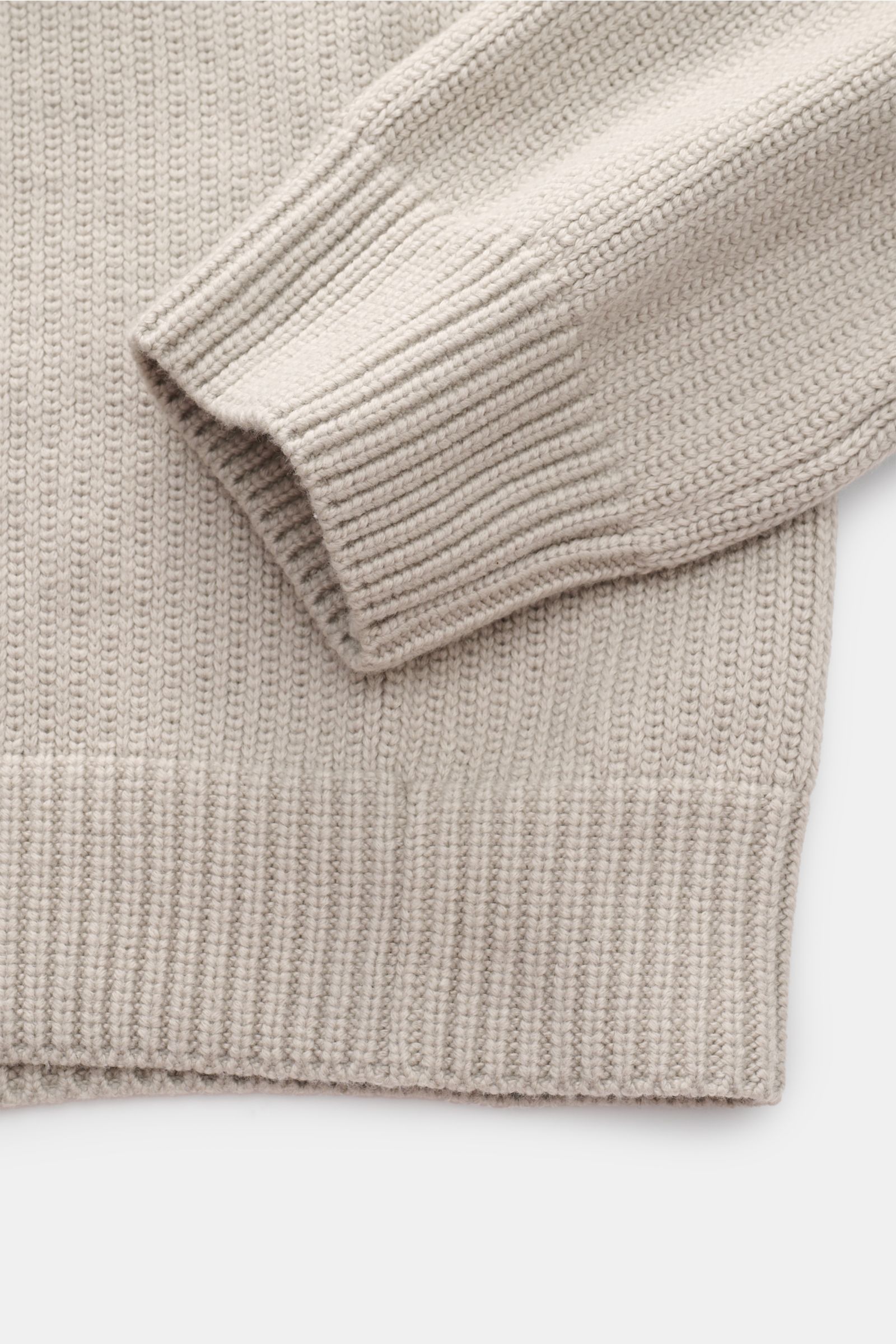 Stone Island Pullover hellgrau aus Baumwoll-Microfaser-Strick, Slim Fit mit Stehkragen und Rippbündchen, Nahaufnahme Ärmel und Saum frontal.