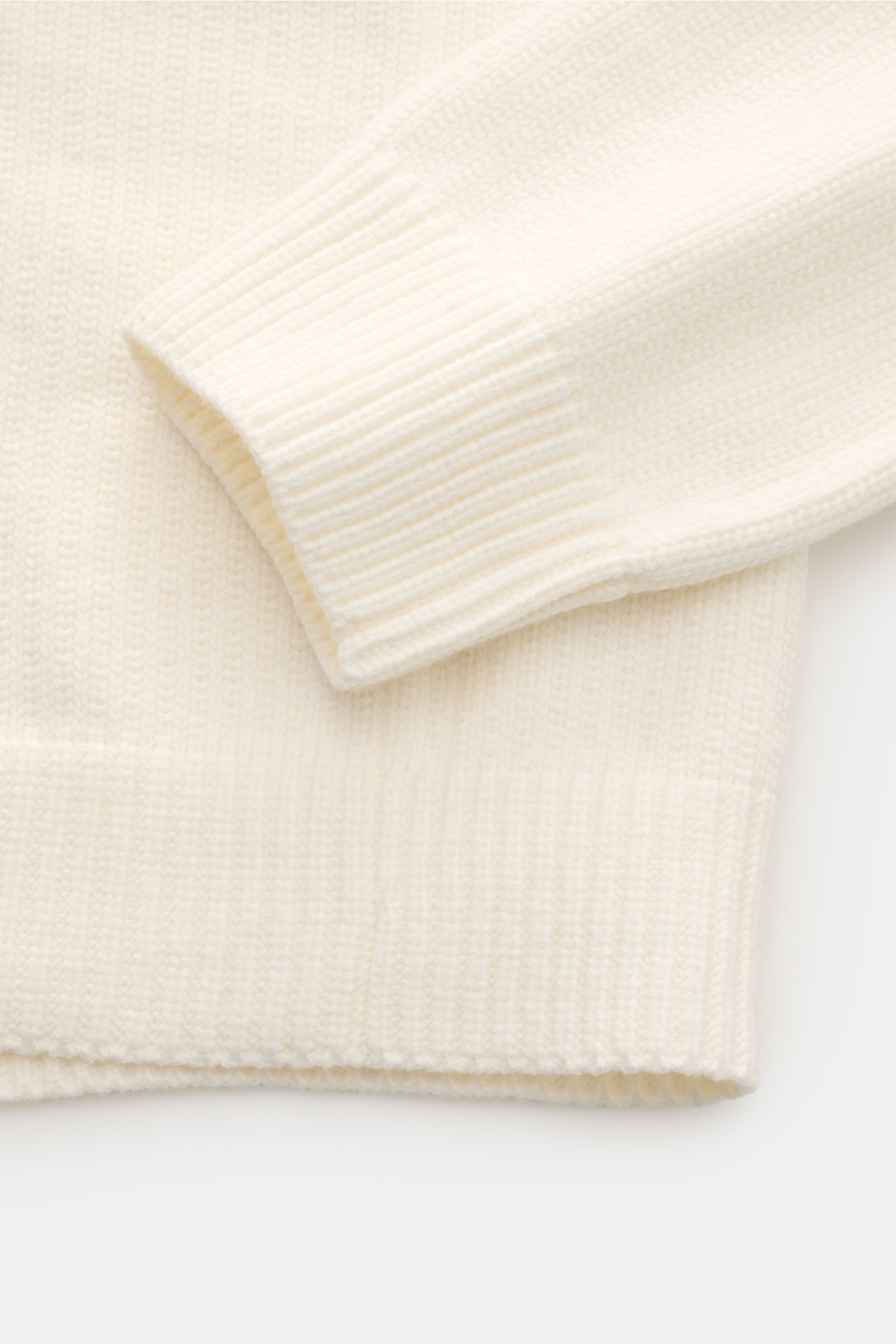 Stone Island Pullover offwhite, Detailaufnahme von Ärmel und Bund, Baumwoll-Microfaser-Strick, Rippbündchen, Stehkragen, Slim Fit.