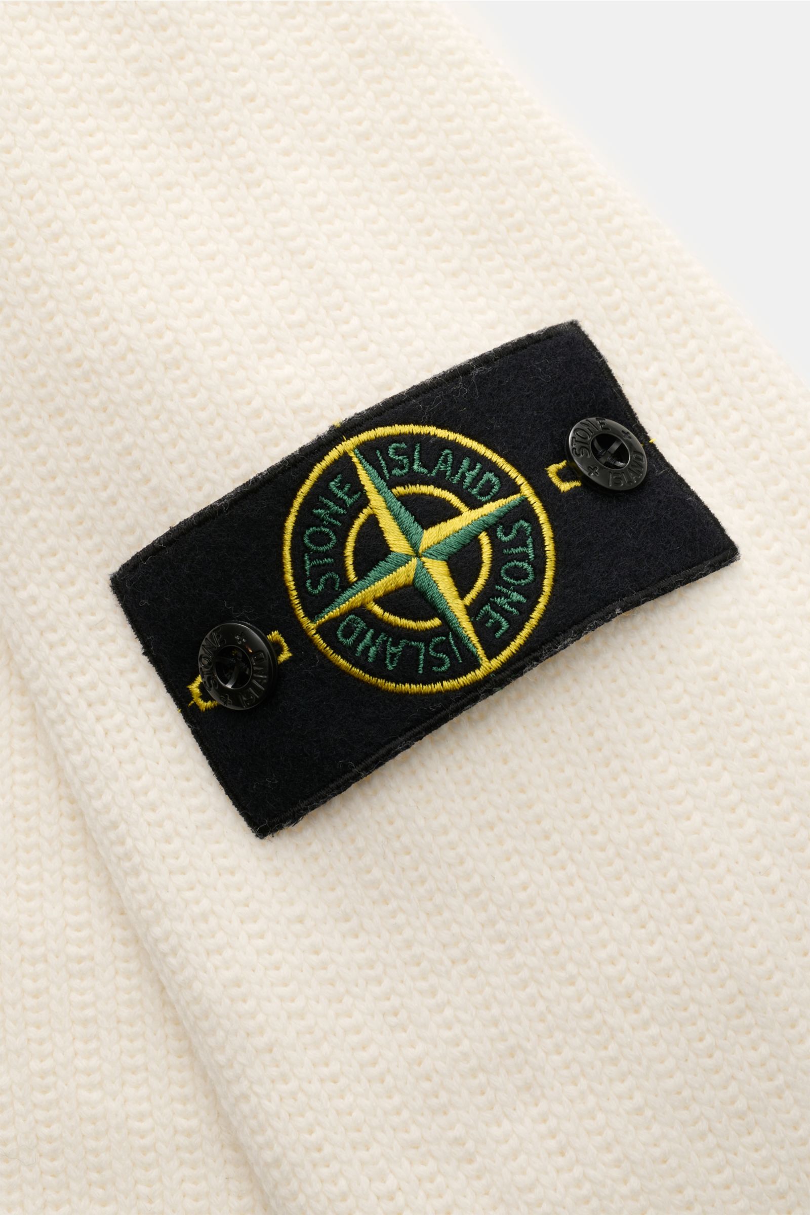 Stone Island Pullover offwhite in Nahaufnahme von oben rechts, dichte Baumwoll-Microfaser, Kompass-Badge am Ärmel, Slim Fit, Stehkragen.