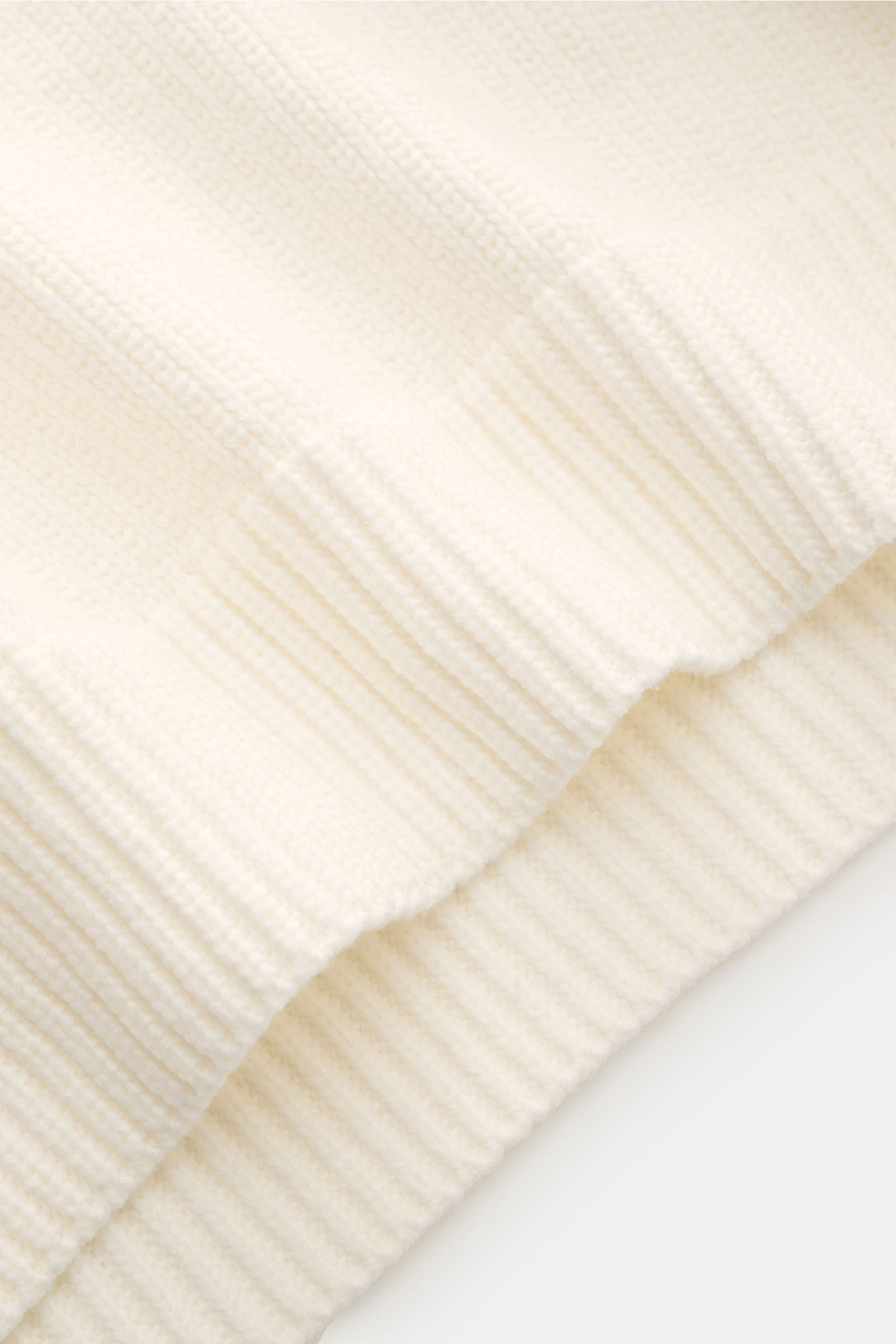 Stone Island Pullover offwhite, Detailaufnahme des dichten Baumwoll-Microfaser-Stricks mit Rippbündchen und Stehkragen aus Rippstrick.
