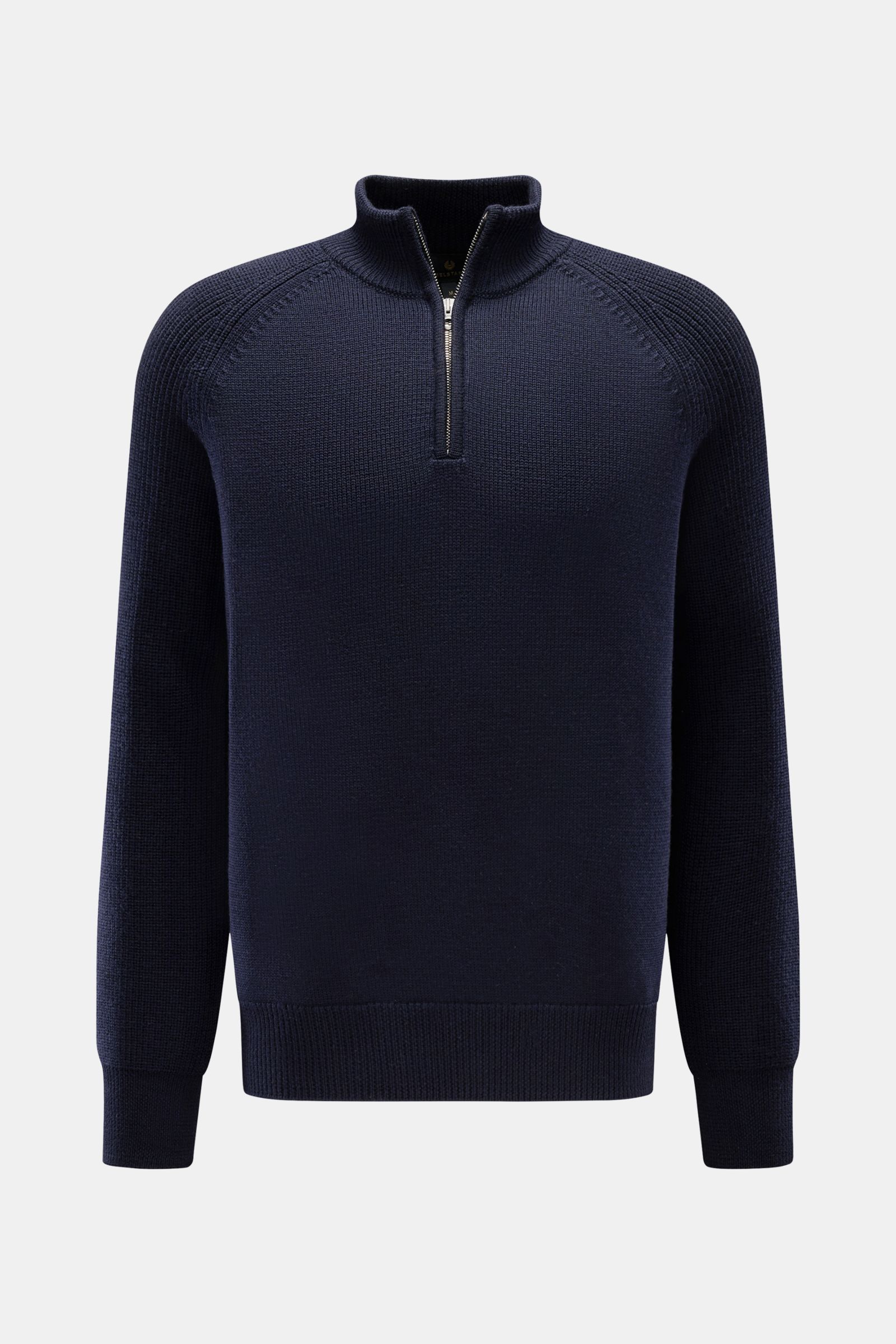 Front view of Belstaff Troyer 'Aspect Quarter Zip' navy sweater in extrafine wool with soft touch, regular fit, quarter zip collar, ribbed cuffs.

Description: Zeitlos-elegant durch die kalte Jahreszeit: Der Troyer von BELSTAFF wurde aus extrafeiner Wo
