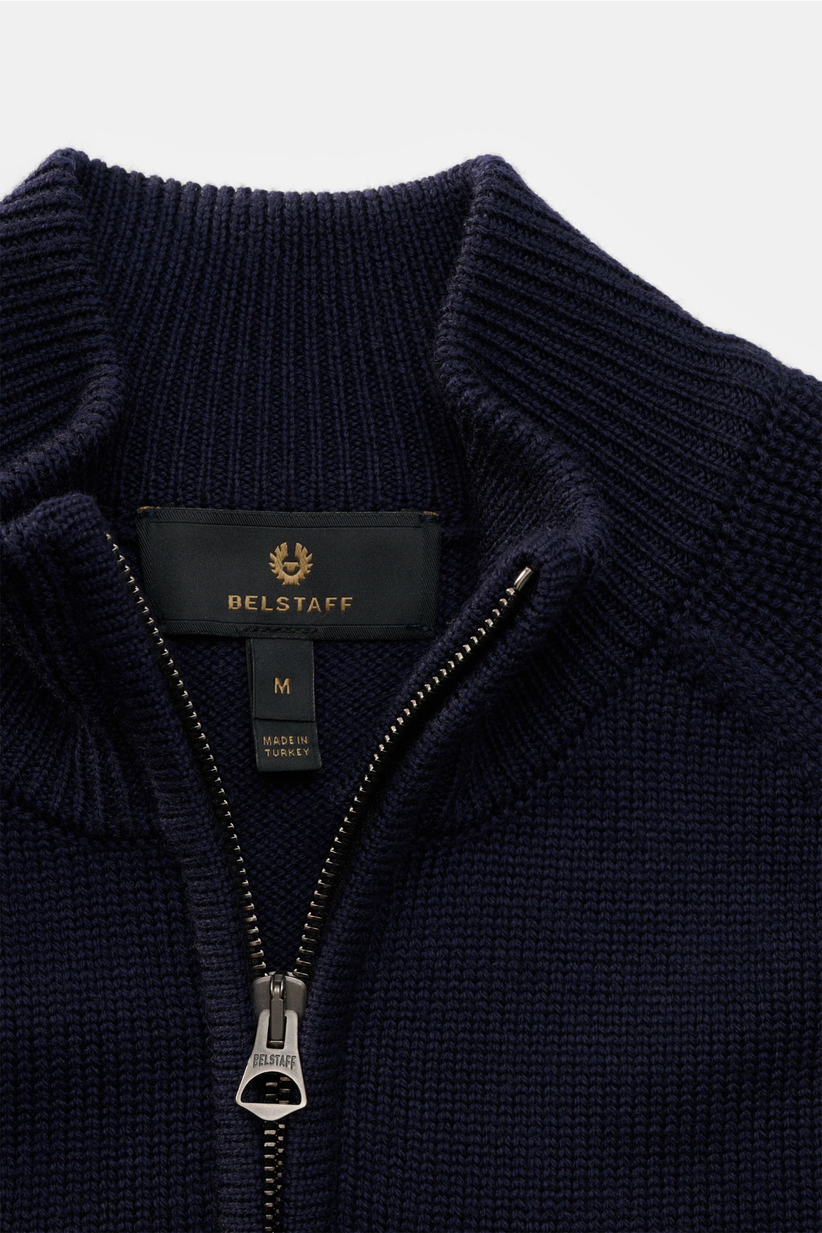 Close-up front view of the Belstaff Troyer 'Aspect Quarter Zip' navy, a timeless, fine wool sweater with a soft feel, regular fit, quarter zip collar, Belstaff label on the upper arm, and ribbed cuffs. 

Zeitlos-elegant durch die kalte Jahreszeit: Der 